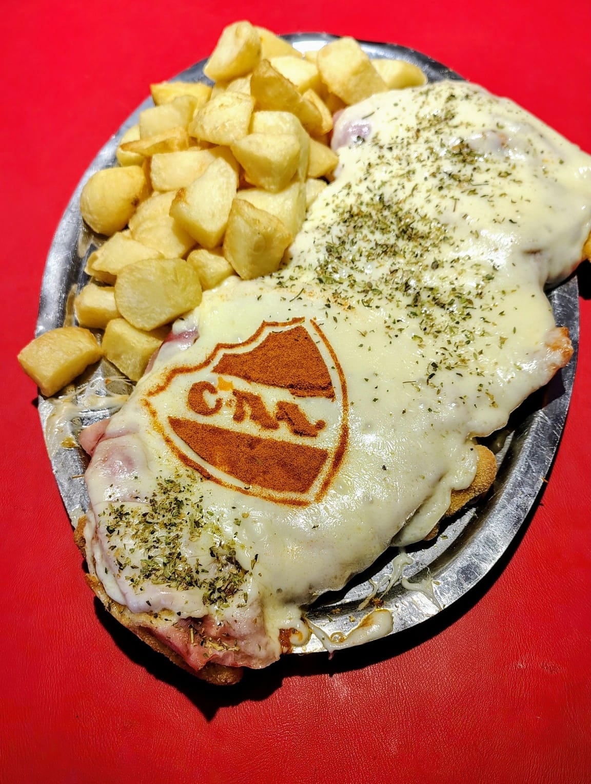 La milanesa homenaje a Independiente que se ofrece en La Caldera