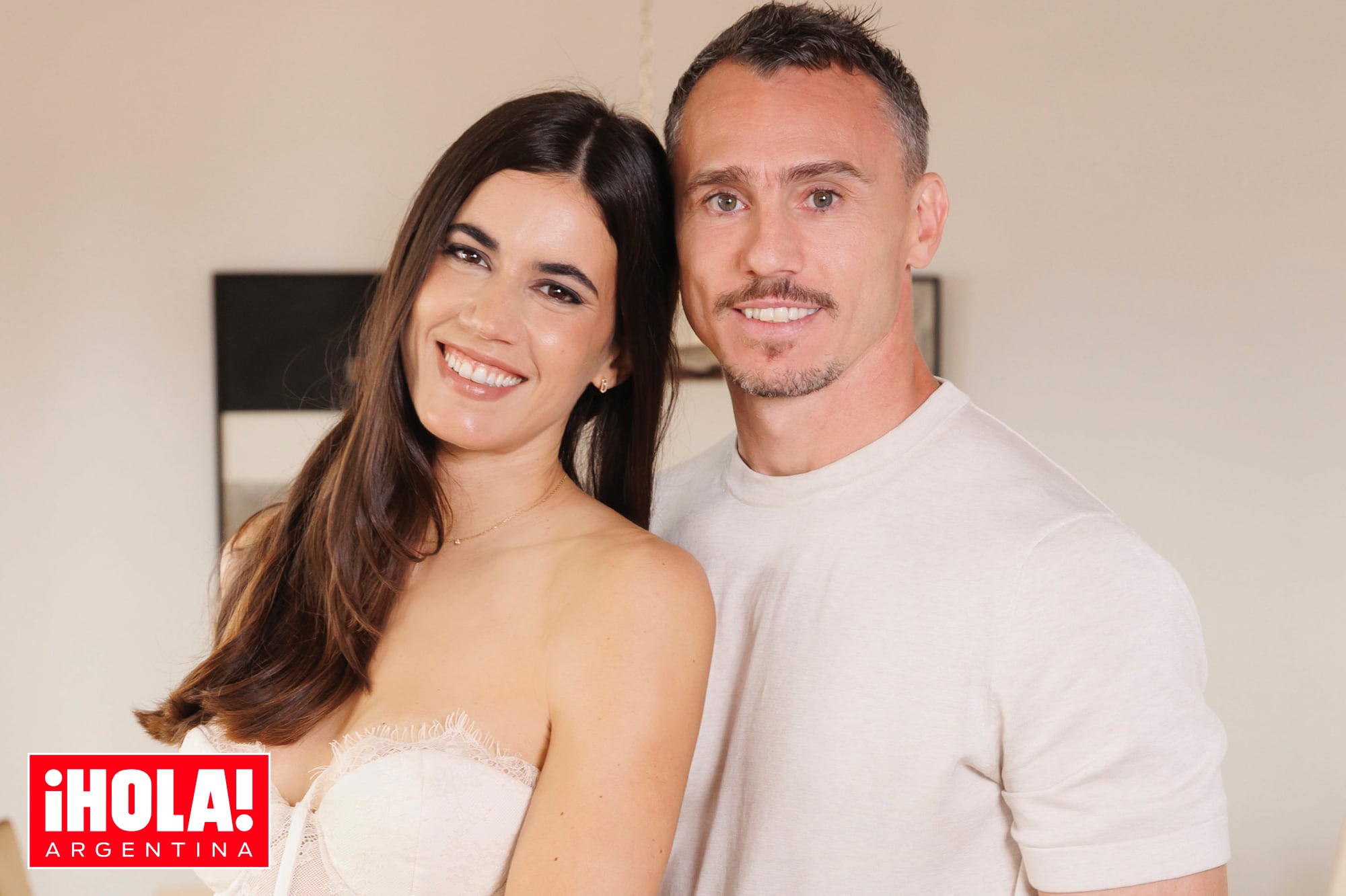 Juan Imhoff y Natacha Eguía: El ex puma y la top model posan con sus hijos y hablan de su vida en Francia y sus ganas de volver al país