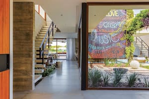 Una casa en Tigre hilvana con personalidad ambientes y entorno