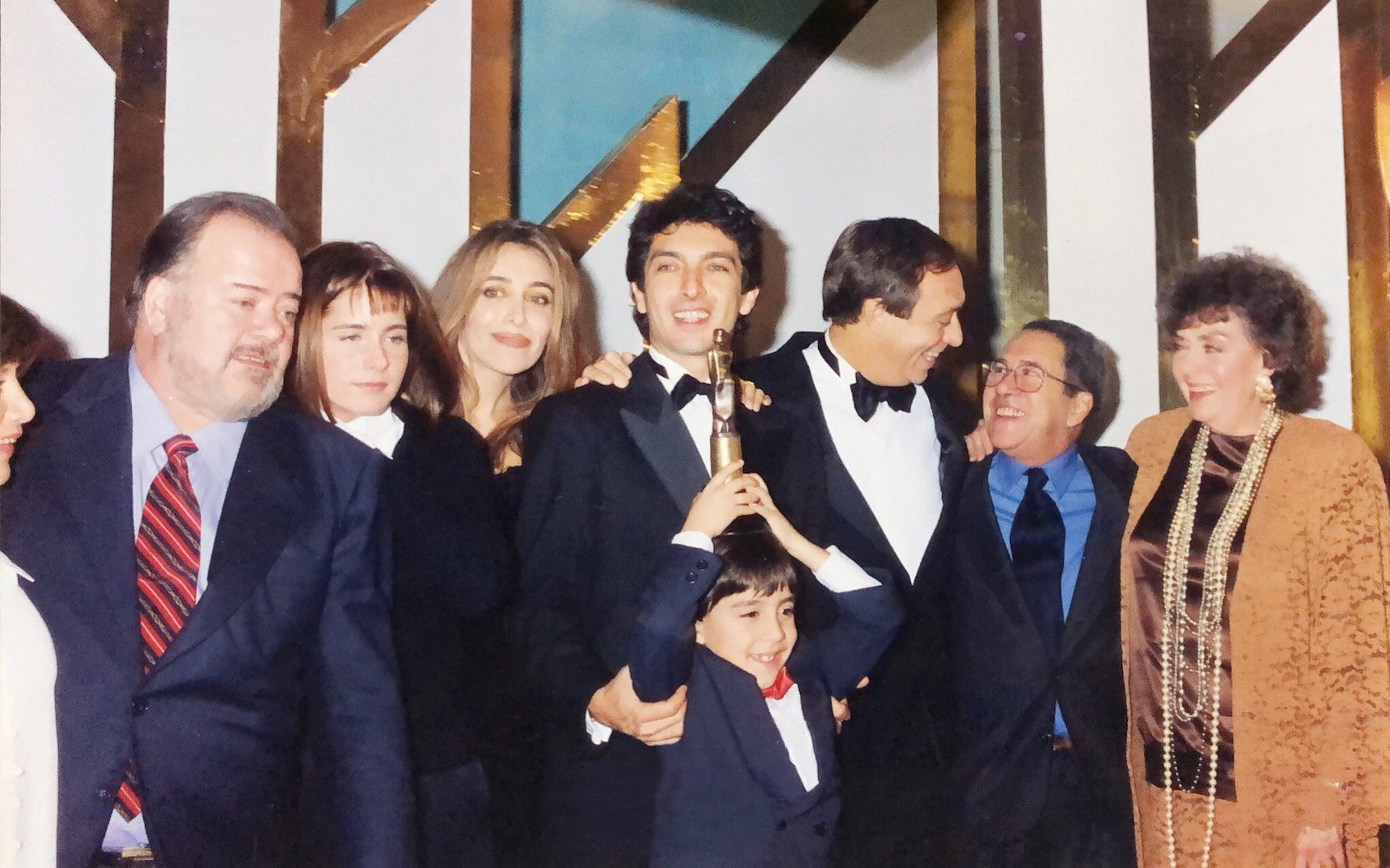 Oscar Viale junto al elenco de Mi cuñado en los premios Premios Martín Fierro, luego de ganar en la categoría Mejor Telecomedia. De izquierda a derecha: Oscar Viale, Cecilia Dopazo, Patricia Viggiano, Ricardo Darín, Luis Brandoni, Carlos Berterreix, Nelly Prono y Leonardo Vilches