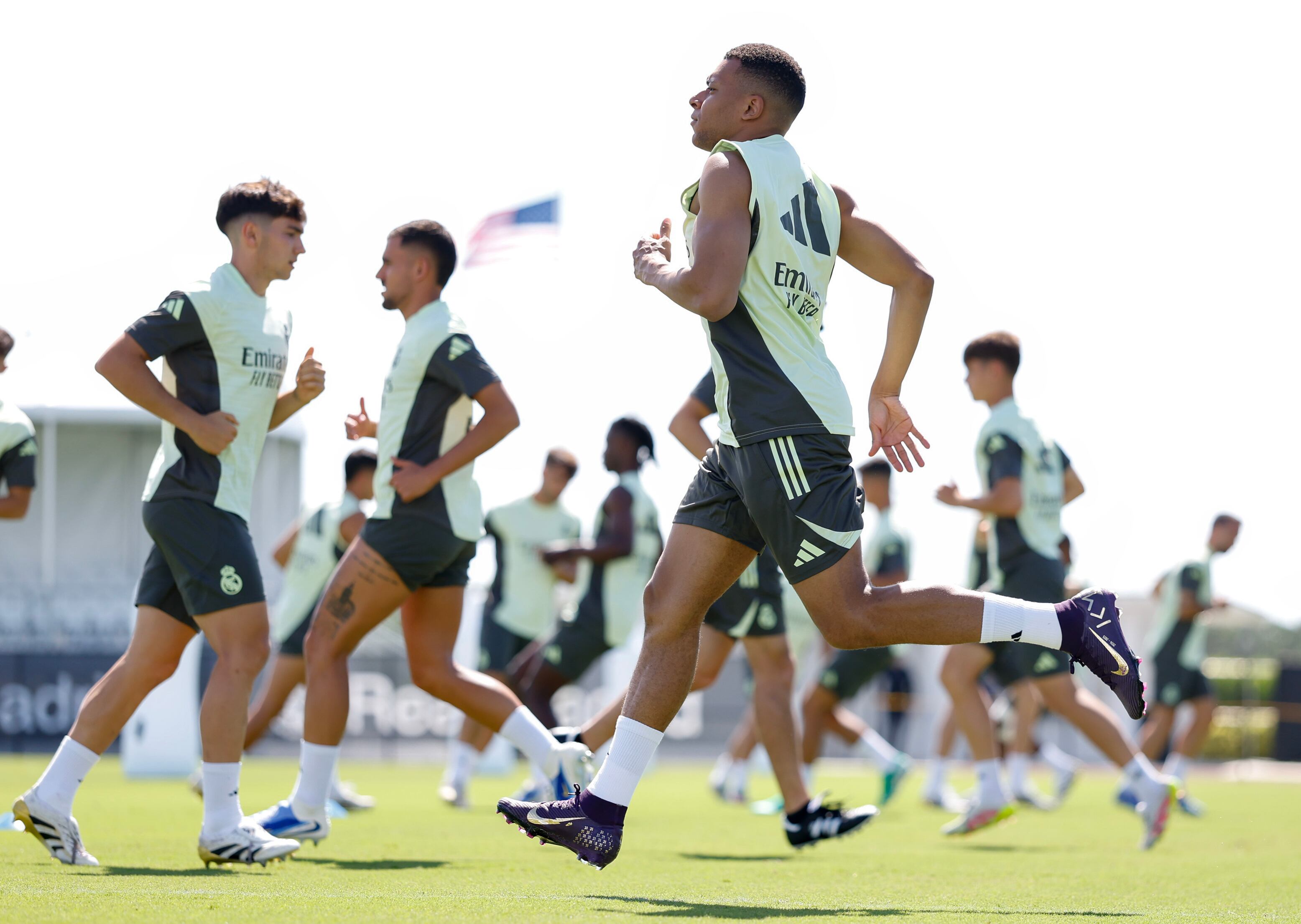 Kylian Mbappé se entrenó durante el lunes, pero no pudo hacerlo este martes y es duda: atraviesa un estado febril y, ante el calor de Miami, lo cuidaron.