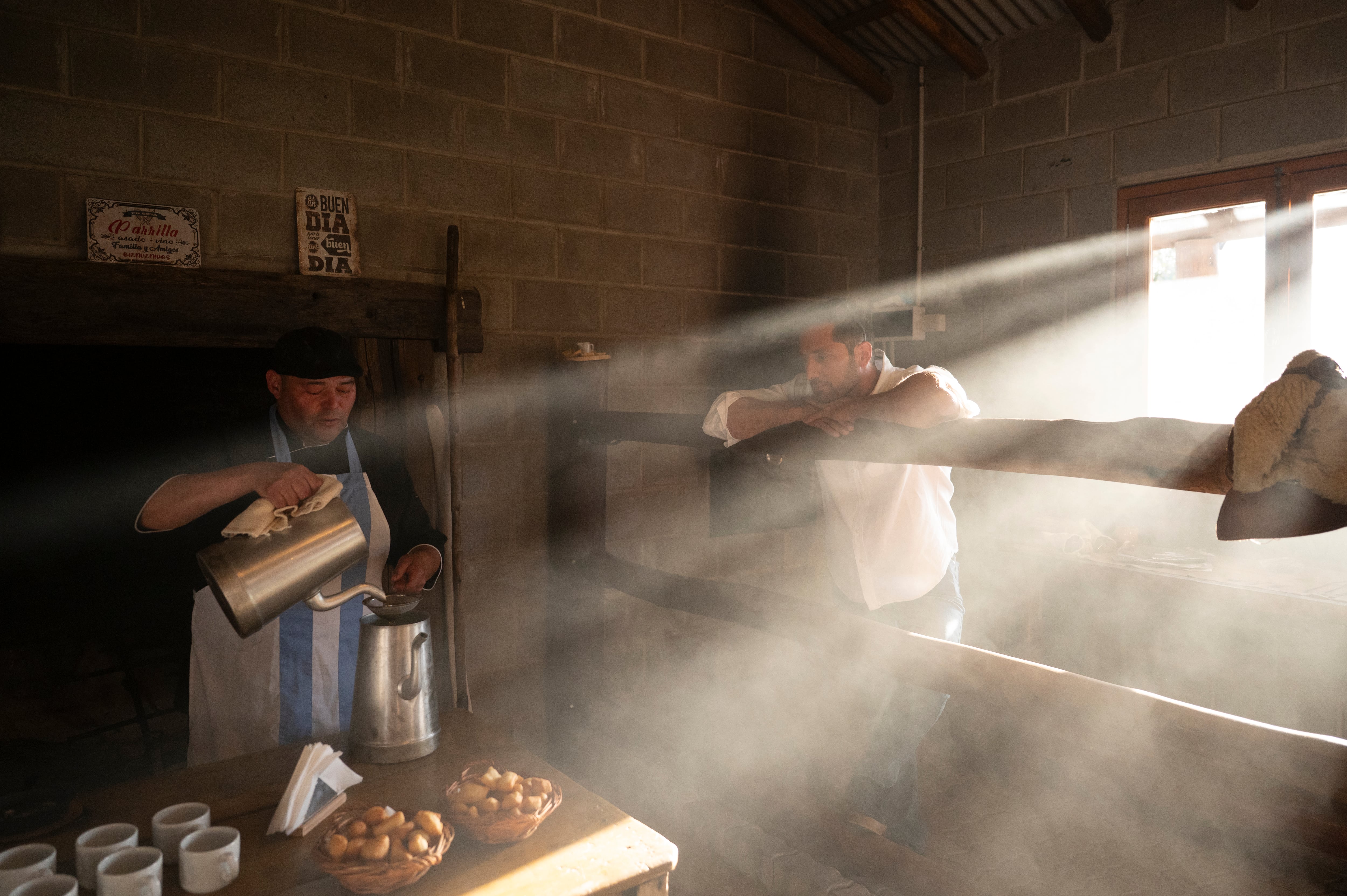 La recepción de los visitantes en Finca Caballo Blanco
