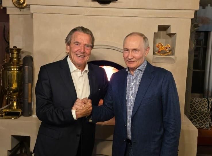 La presencia de un excanciller en el cumpleaños de Putin desató la indignación en Alemania