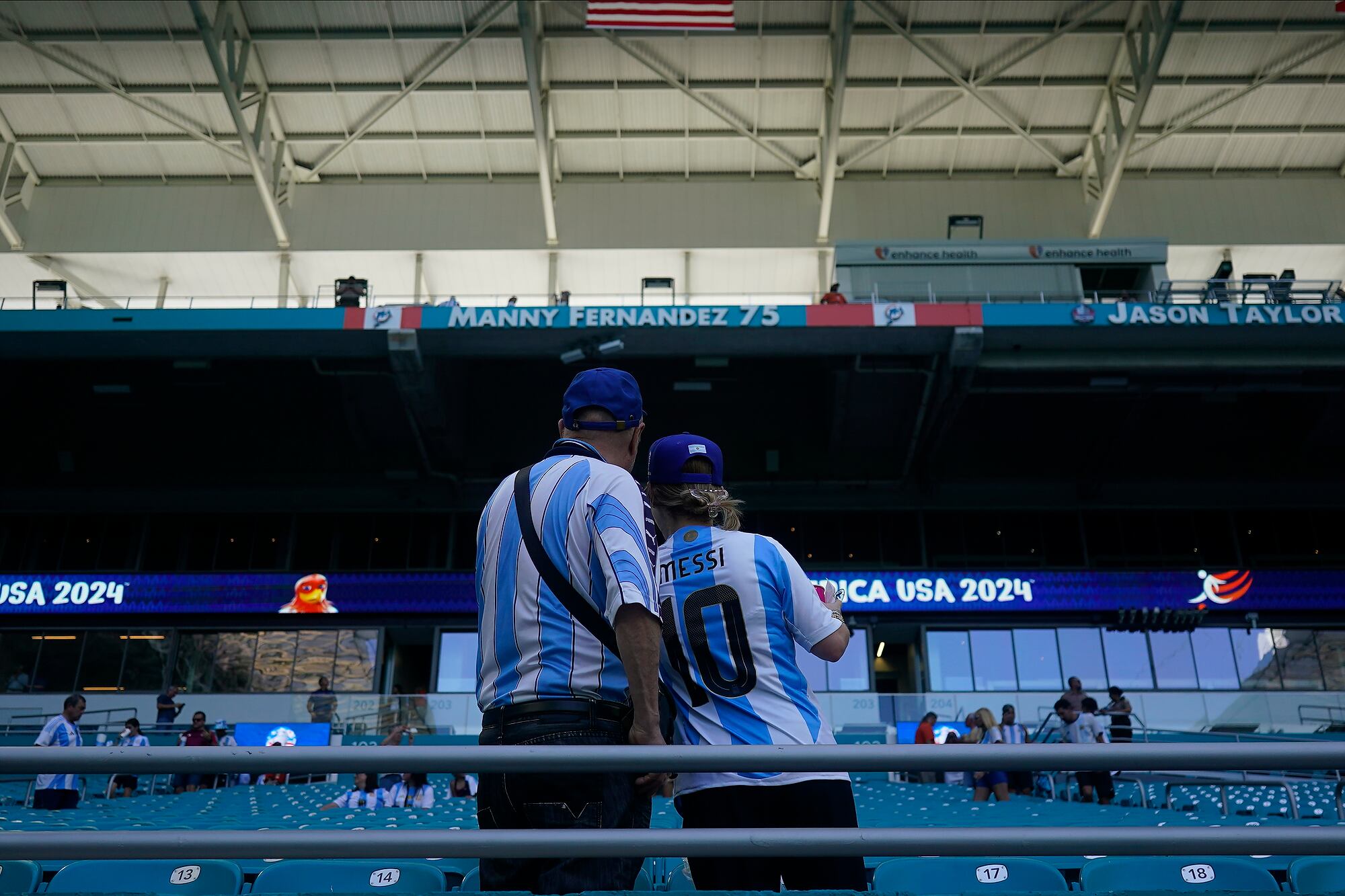 Los primeros hinchas argentinos en ingresar a las tribunas del Hard Rock Stadium
