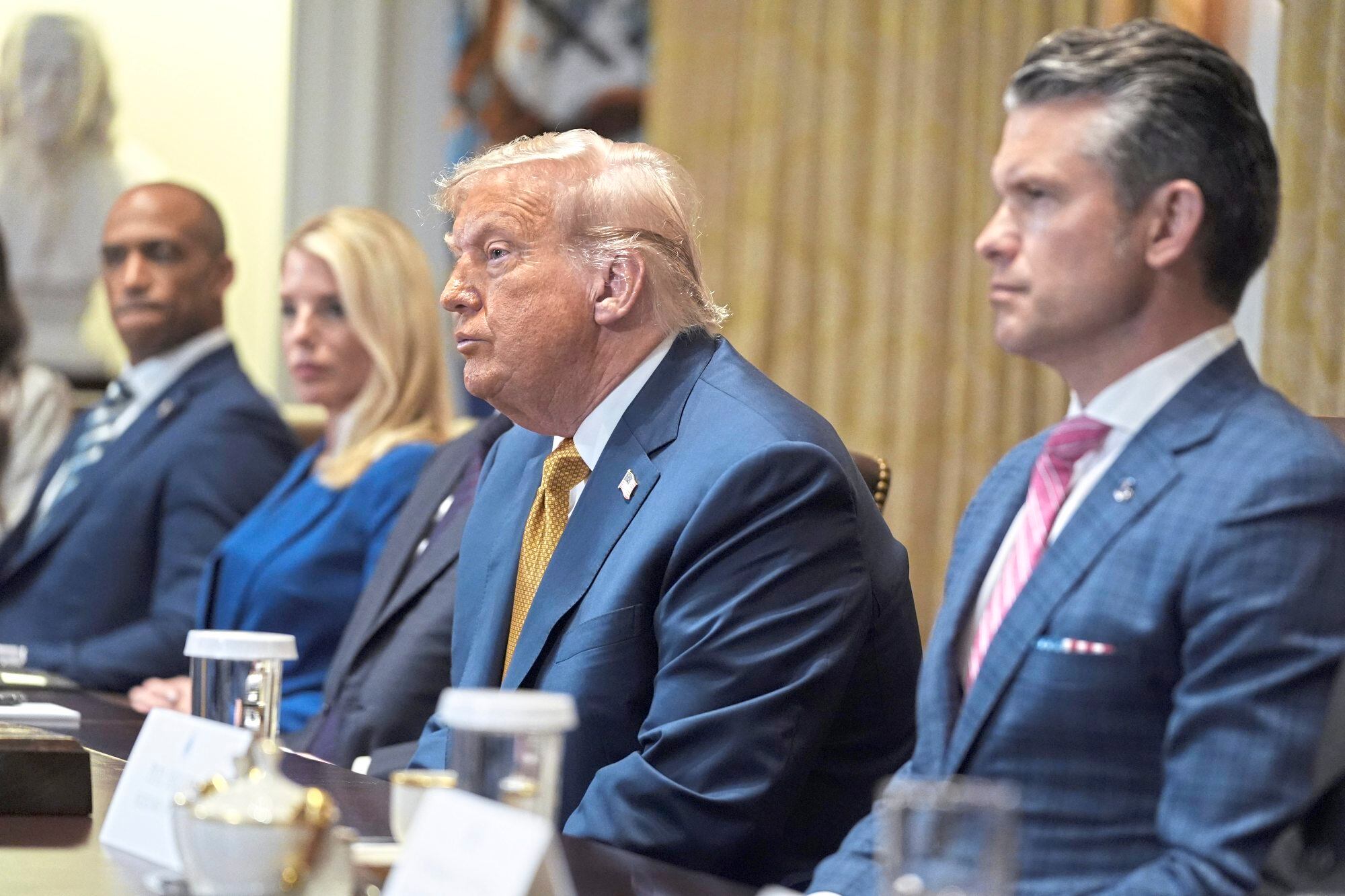 El presidente de Estados Unidos Donald Trump habla durante una reunión del gabinete en la Casa Blanca, el martes 8 de julio de 2025