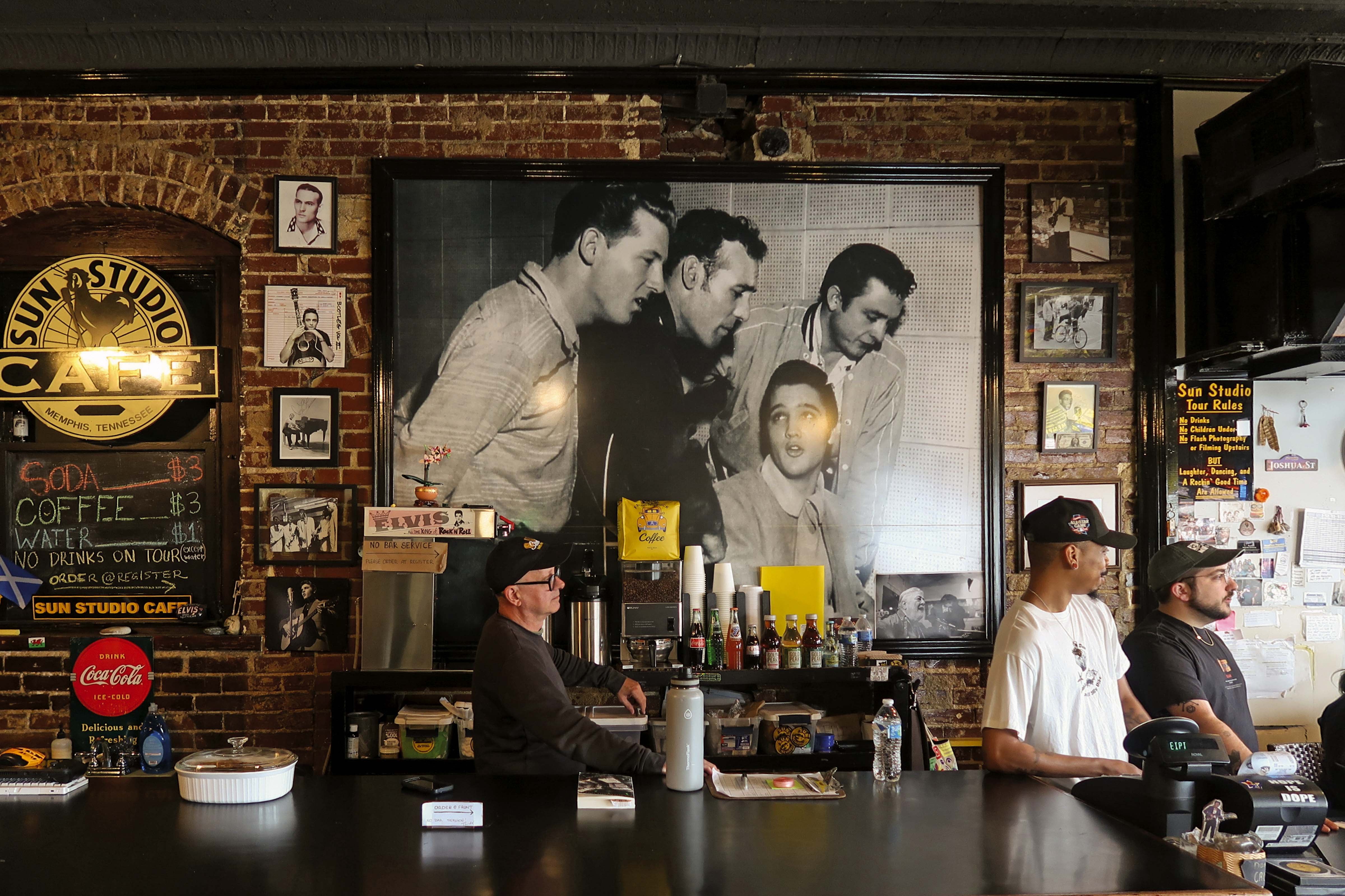 Al estudio de grabación Sun se ingresa por el café, donde domina una gigantografía de Elvis al piano