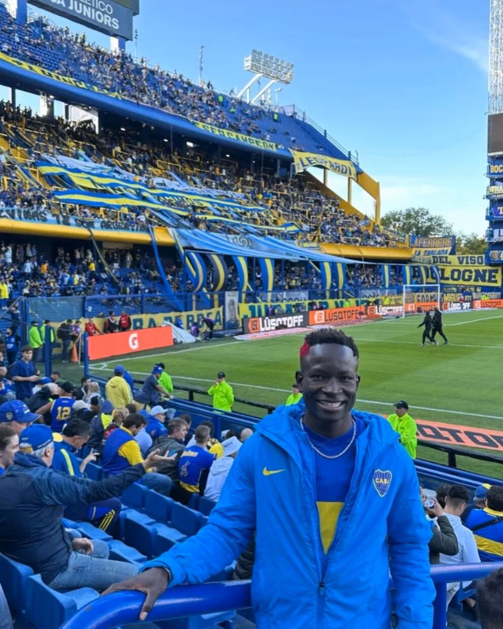 Niang posa feliz en la Bombonera