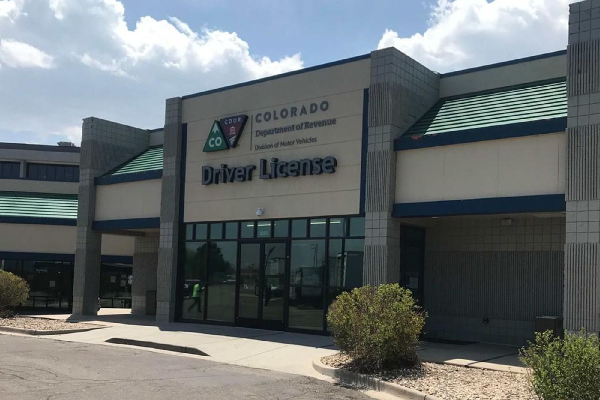 El DMV de Colorado resaltó que los migrantes pueden obtener una identificación oficial para registrar su vehículo sin depender de terceros