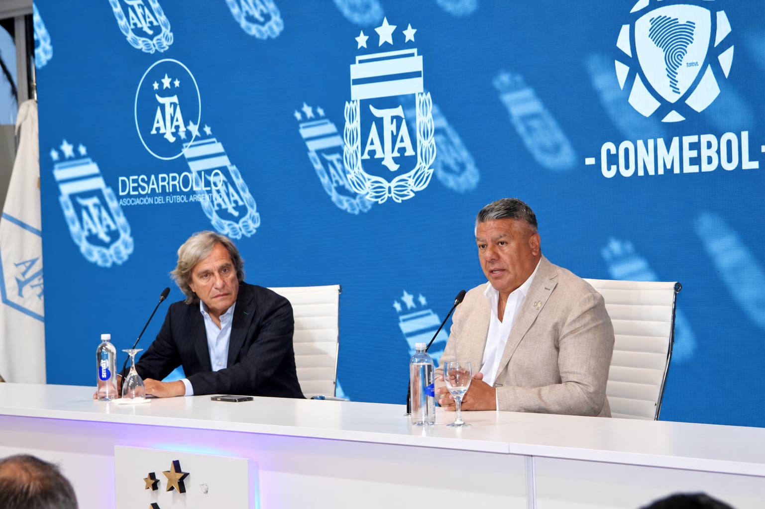 Claudio “Chiqui” Tapia y Donato Villani, director del Departamento Médico de la AFA, durante una jornada de Medicina Deportiva en Ezeiza