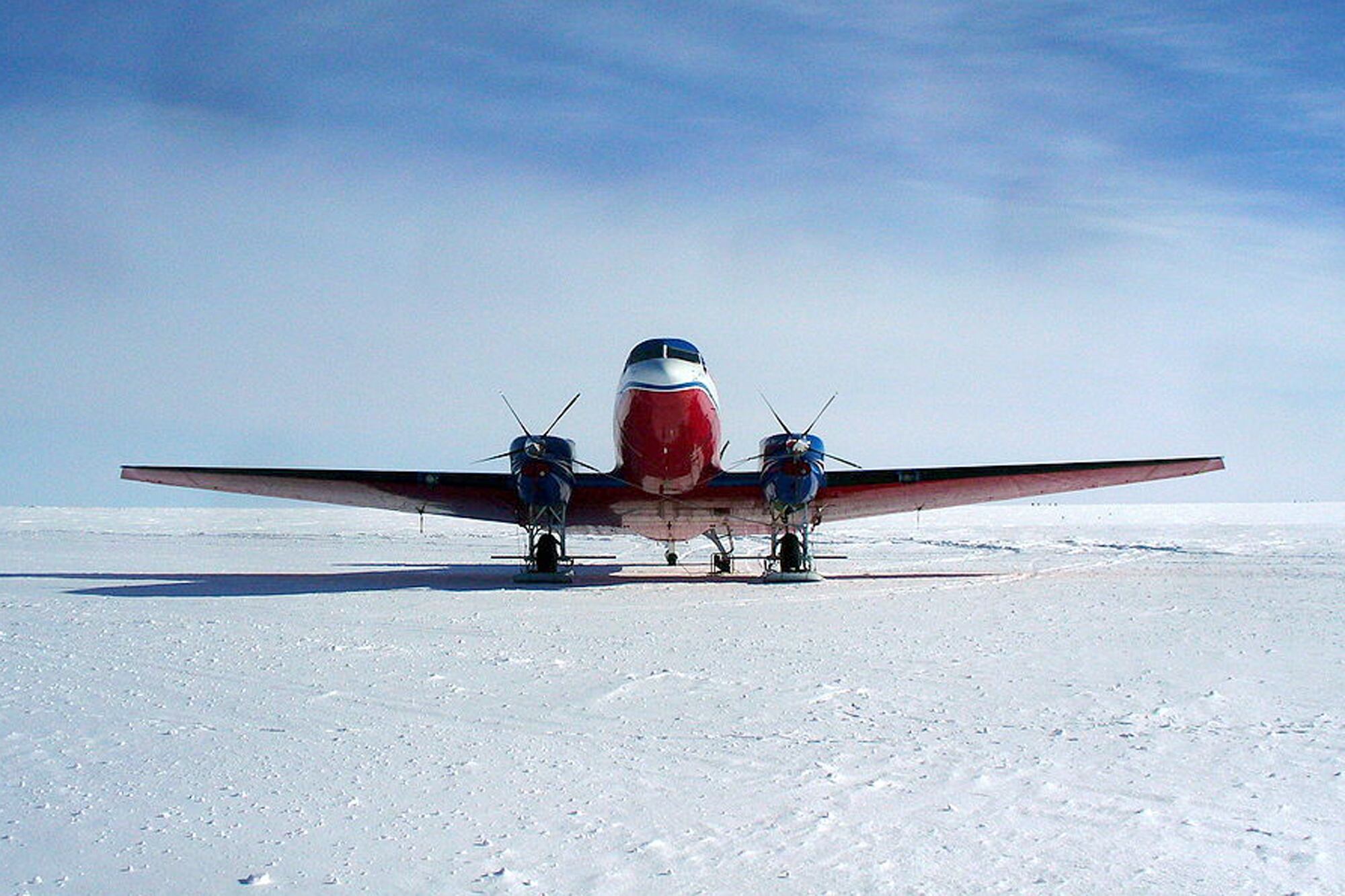 Un avión Basler BT-67 en la base Williams Field en la Antártida