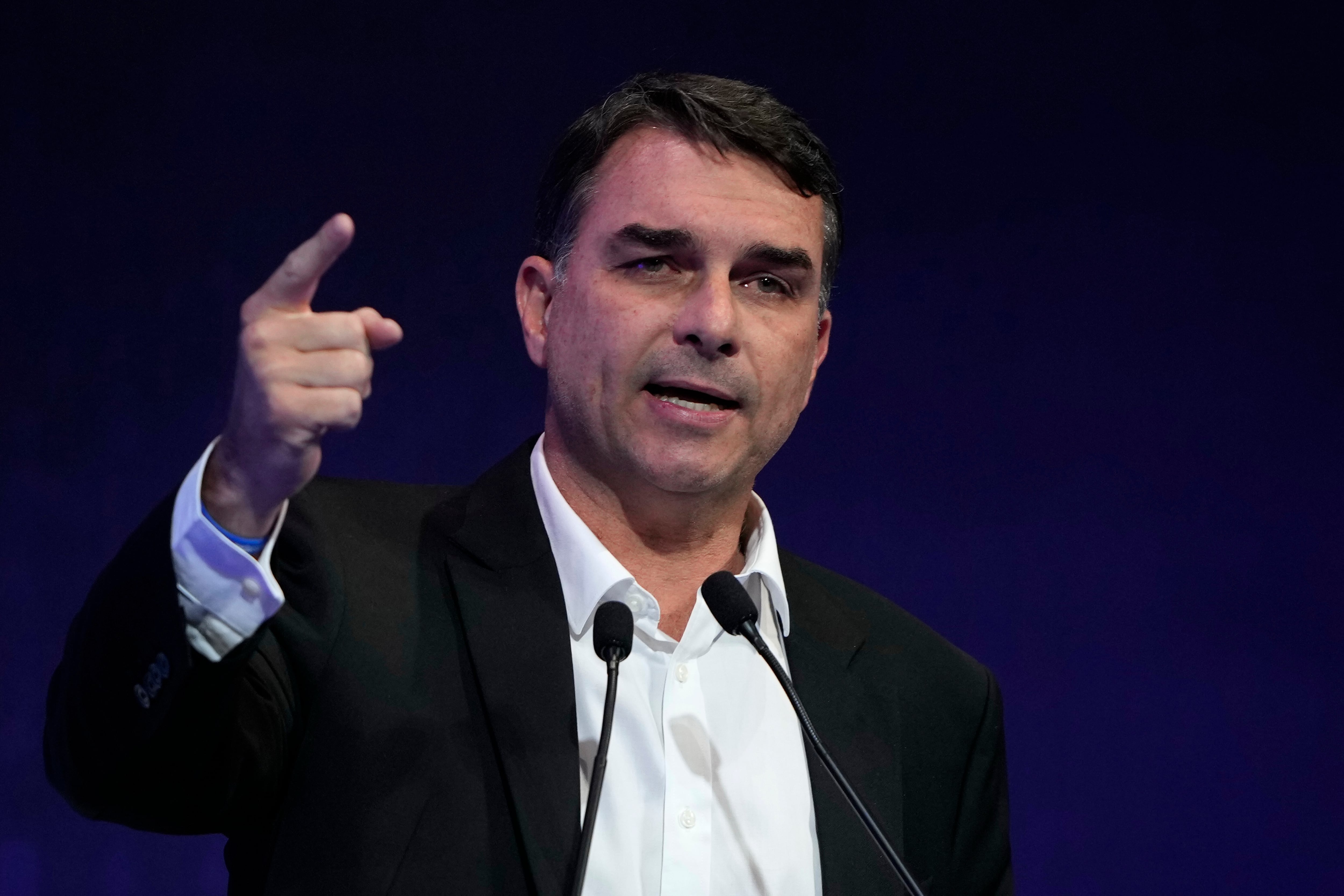 El candidato presidencial Flavio Bolsonaro, del Partido Liberal, habla en el evento