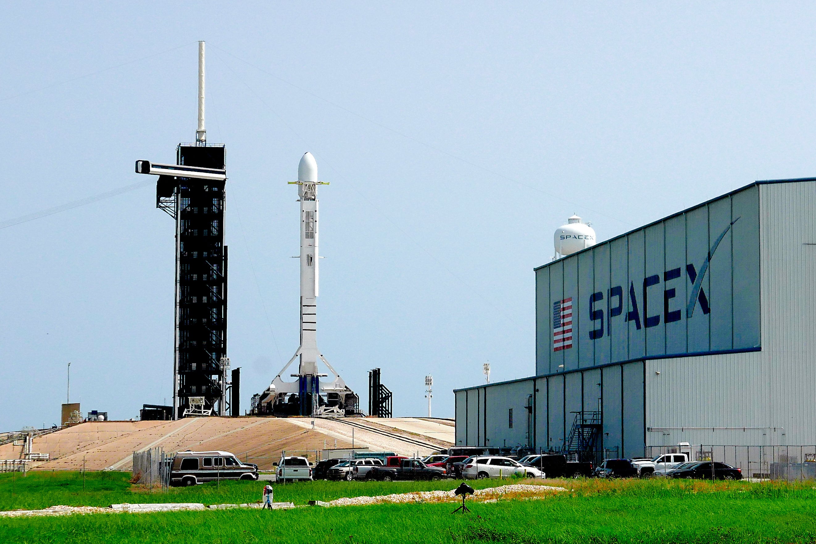 ARCHIVO – Un cohete Falcon 9 de SpaceX listo para su lanzamiento en la plataforma 39A del Centro Espacial Kennedy de Cabo Cañaveral, Florida, el viernes 26 de junio de 2020. (AP Foto/John Raoux, Archivo)