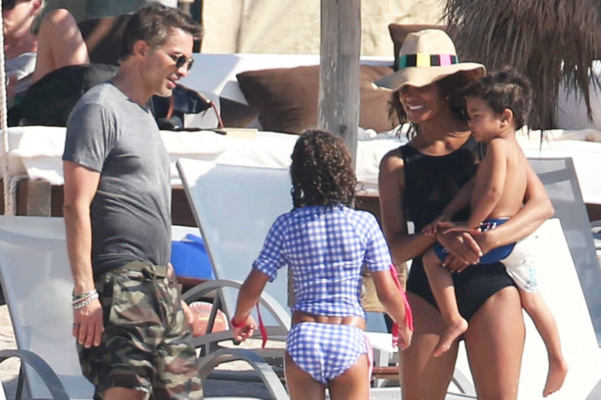 Tras su divorcio en 2016, Martinez y Berry vacacionaron juntos por el bien de su hijo, pero la paz duró poco