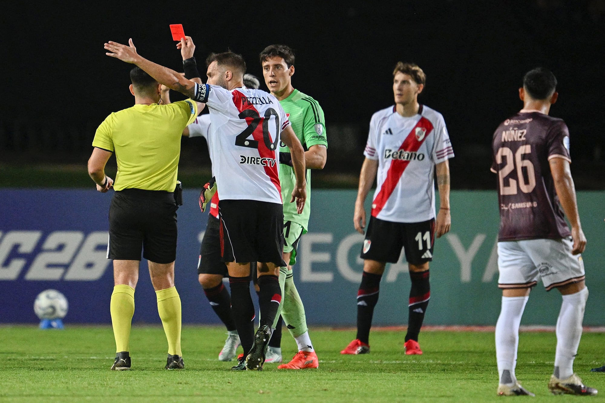 El árbitro paraguayo Derlis López expulsa al arquero Santiago Beltrán; River ya había realizado las cinco modificaciones y el arco lo ocupó el uruguayo Matías Viña