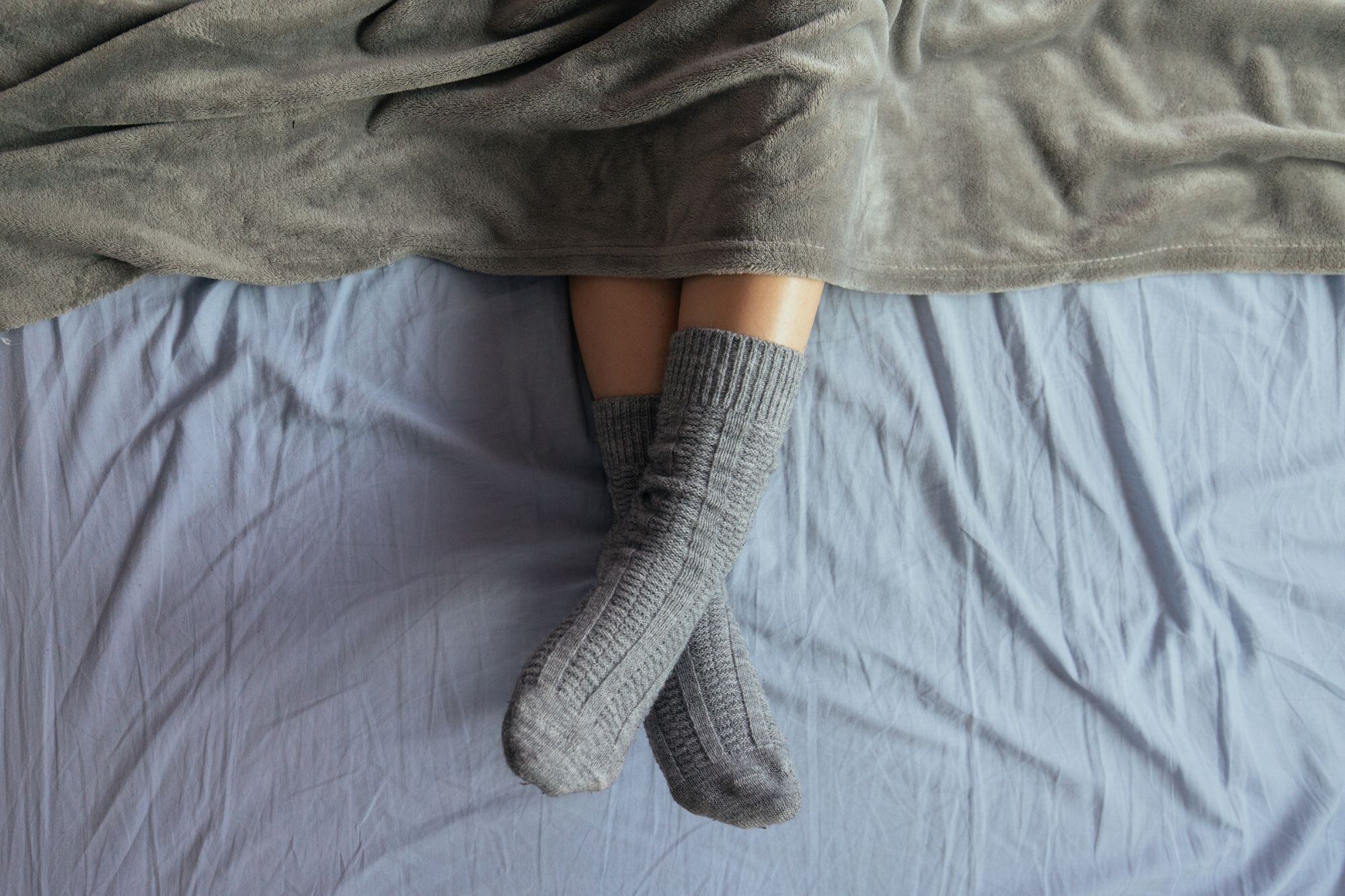 Dormir con medias: lo que este hábito podría revelar sobre tu personalidad