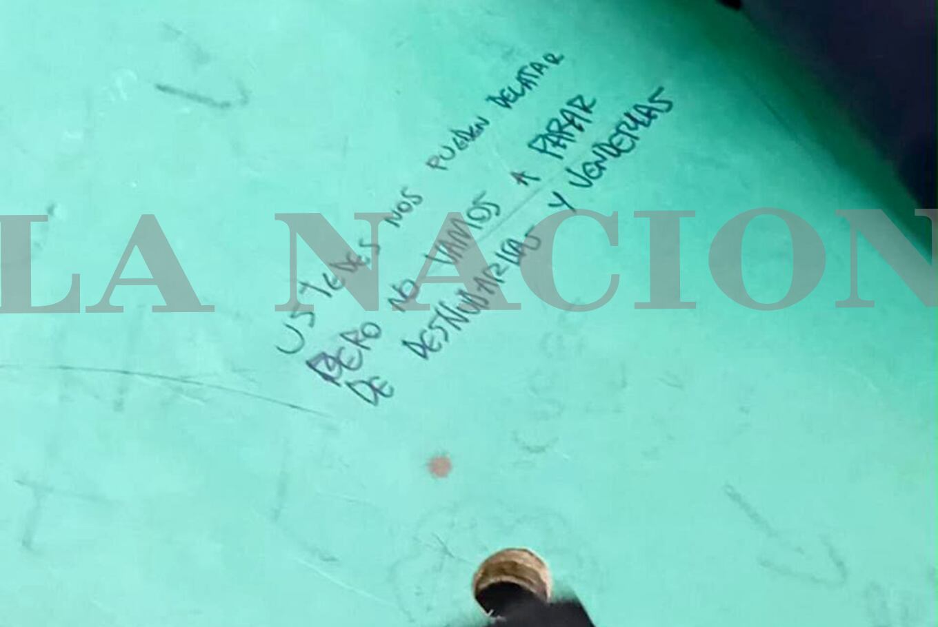 “No vamos a parar de desnudarlas y venderlas”: el mensaje en un banco tras el escándalo por las fotos de alumnas