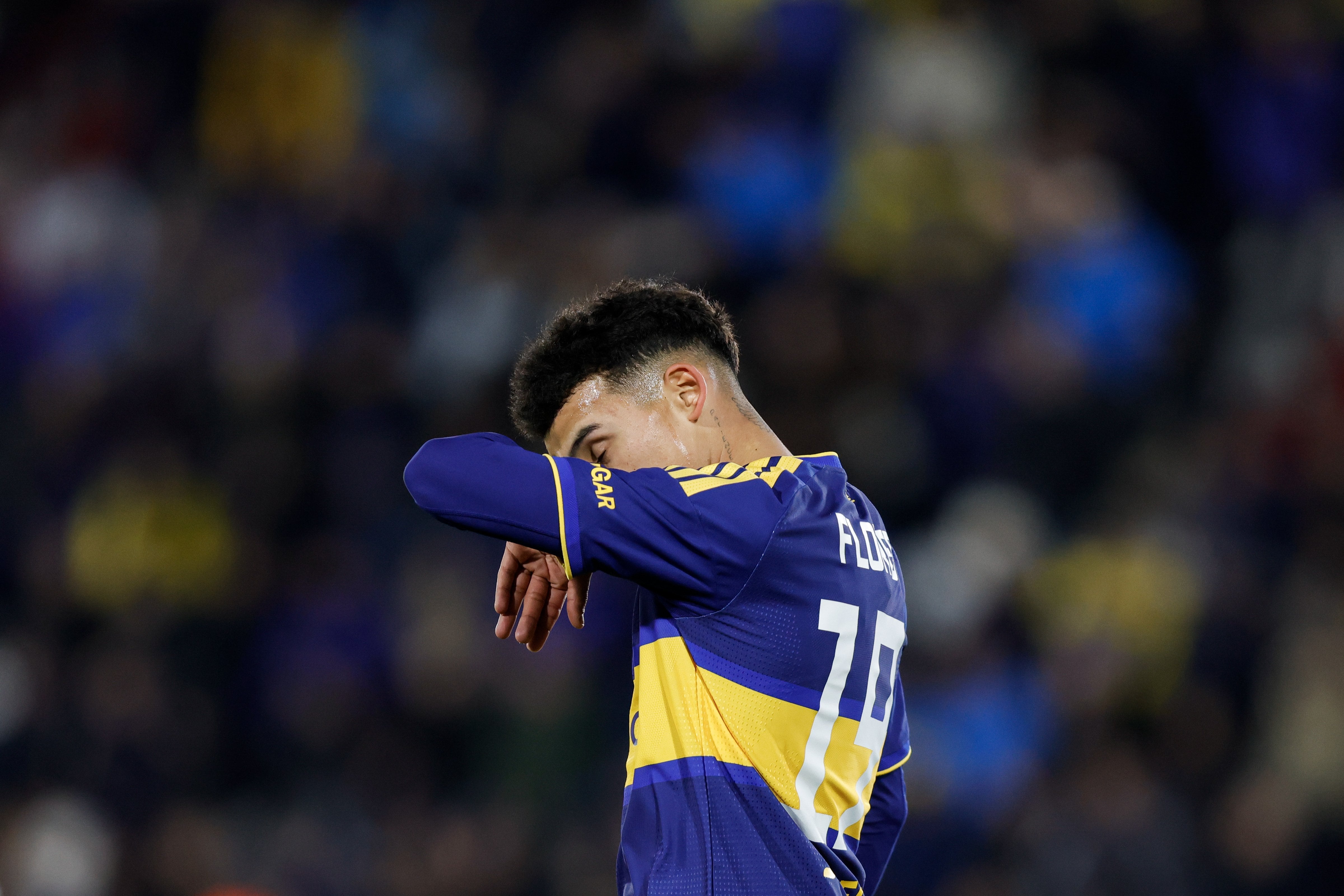 Leonel Flores, de Boca, se lamenta por una oportunidad perdida ante Vélez