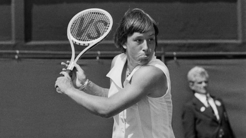 Navratilova jugando en Wimbledon, en 1975