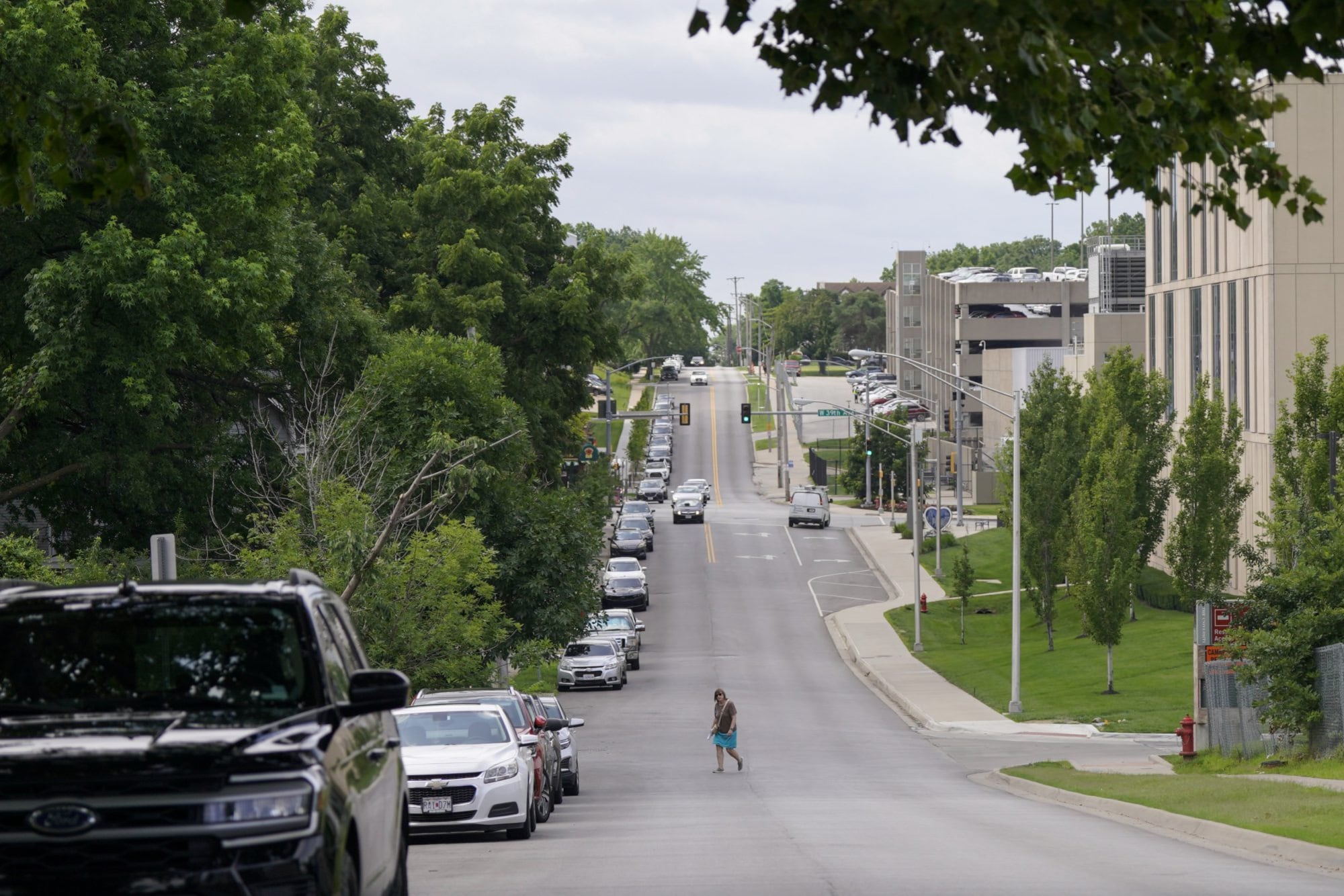 A la izquierda, Misuri; a la derecha, Kansas. Apenas una calle marca el límite entre dos estados con profundas diferencias sociales, culturales y políticas