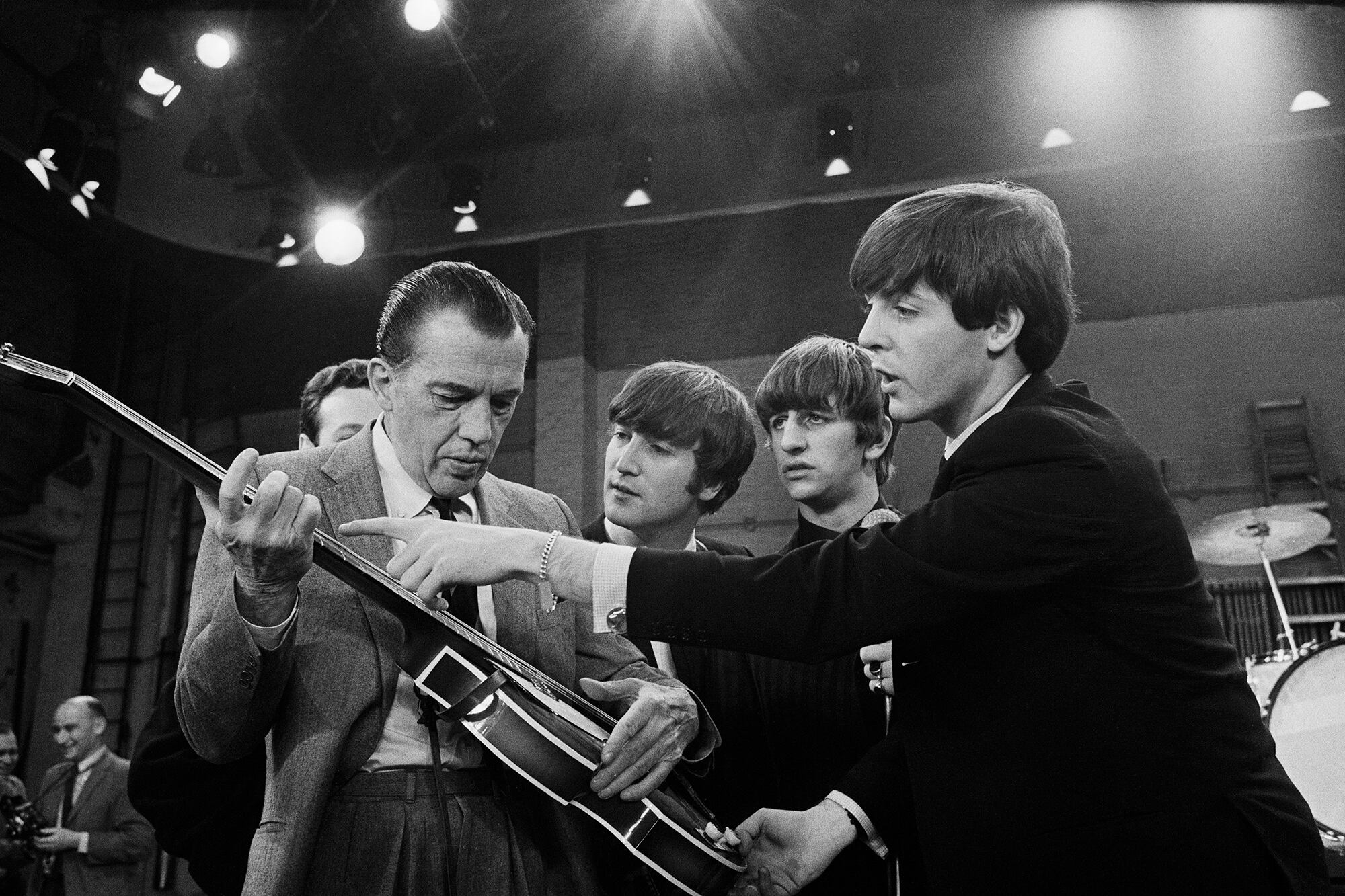 Los Beatles junto a Ed Sullivan