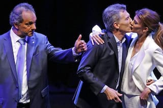El beso de Mauricio Macri y Juliana Awada, la imagen que cerró el debate