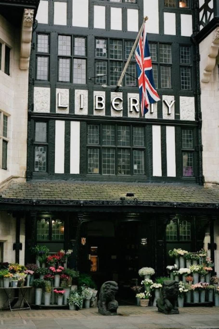 La bandera de Inglaterra flamea en la fachada de Liberty