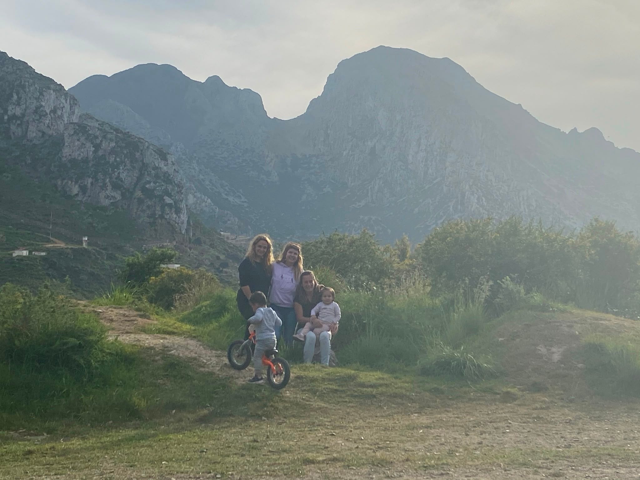 Con amigas, de paseo, detrás de la montaña la Mujer Muerta