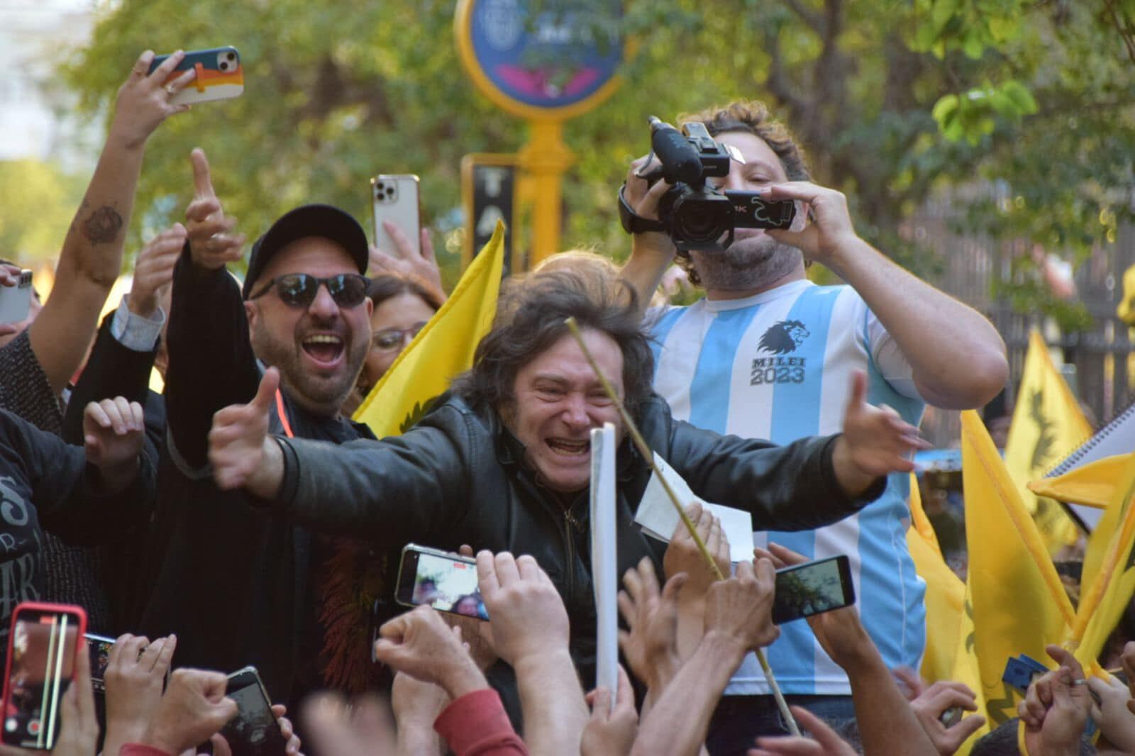 Carlos D'Alessandro (con anteojos negros, a la derecha de Javier Milei) durante una recorrida de campaña en San Luis, en 2023