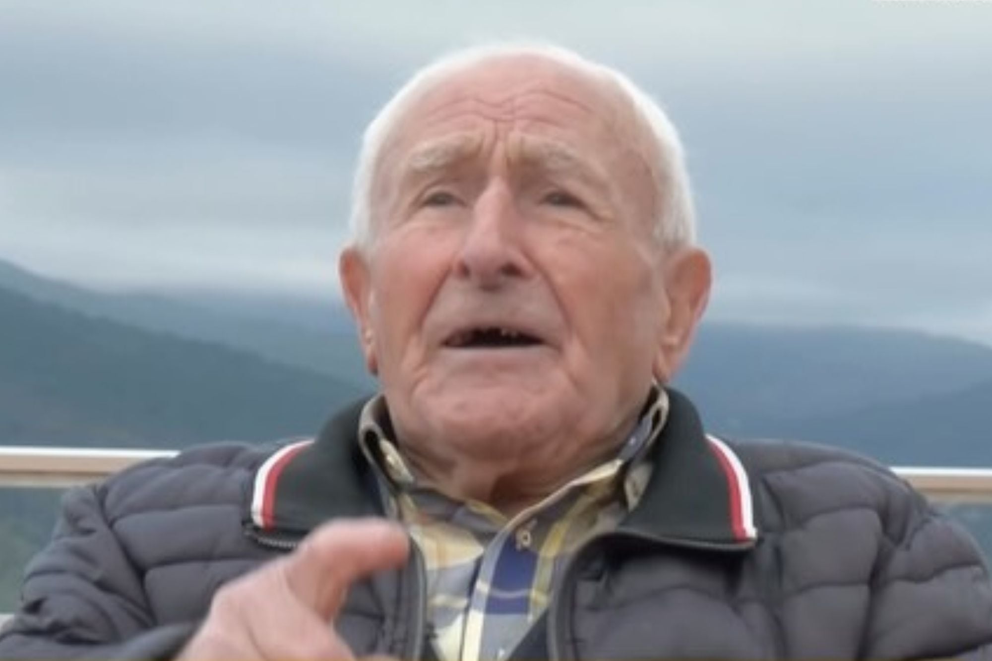 Eustaquio, 105 años: “Desayuno café negro y camino cuatro kilómetros diarios”