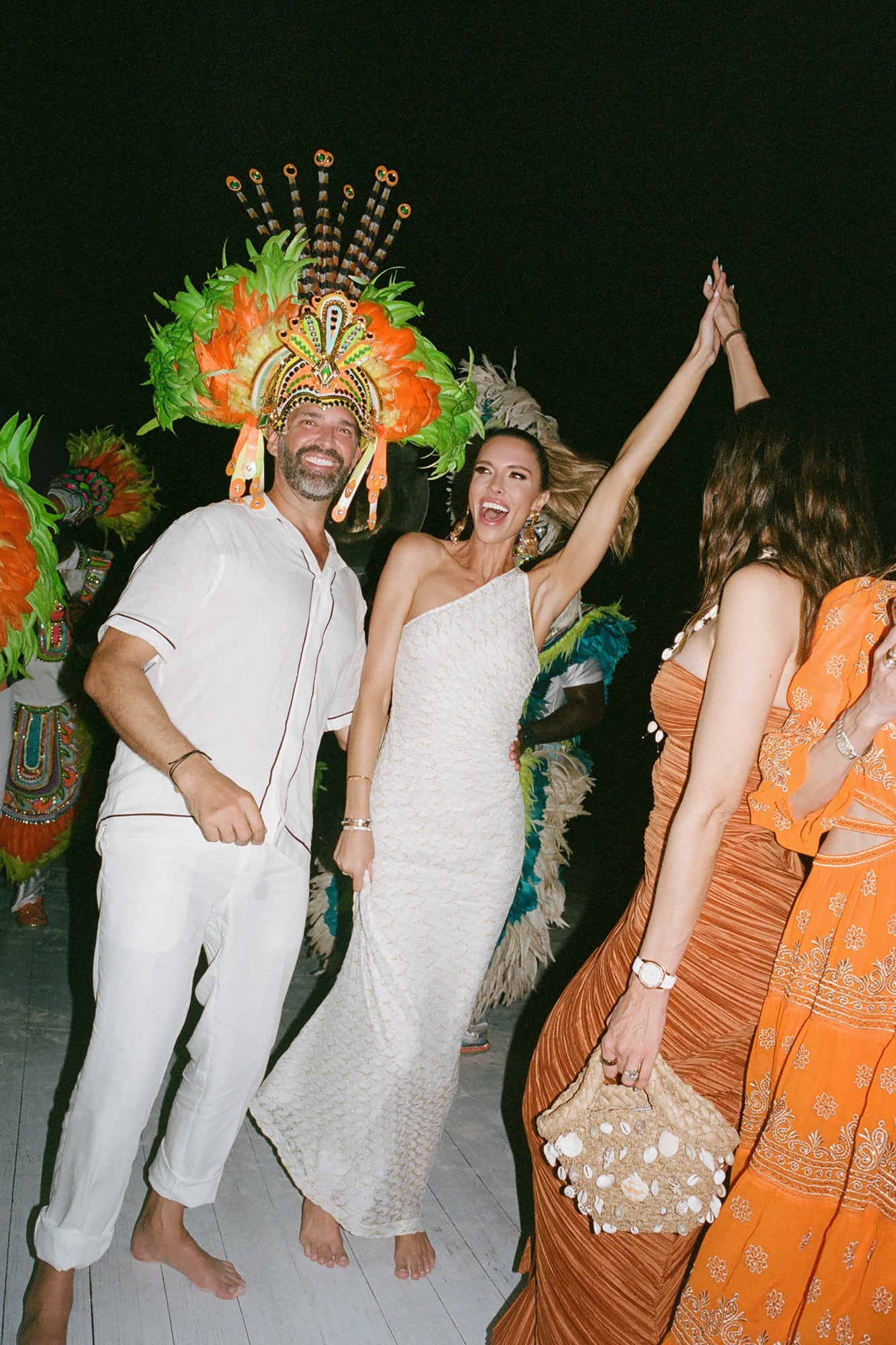 Don optó por un colorido tocado Junkanoo,
típico de las islas Bahamas, que suele usarse
en las fiestas tradicionales y está realizado
con plumas y papel brillante