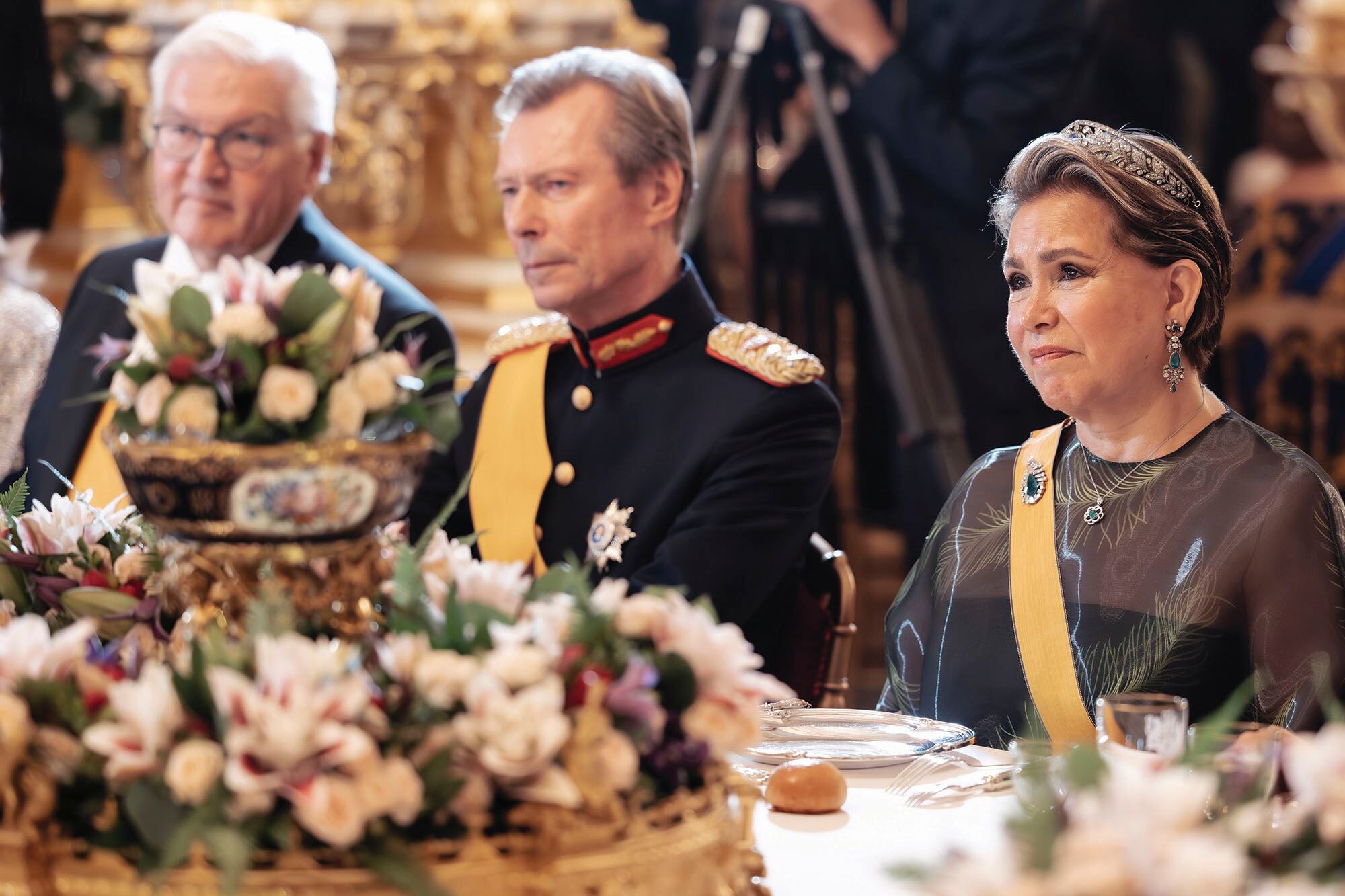 Emocionados y orgullosos, Enrique y María Teresa escuchan a su hijo con atención