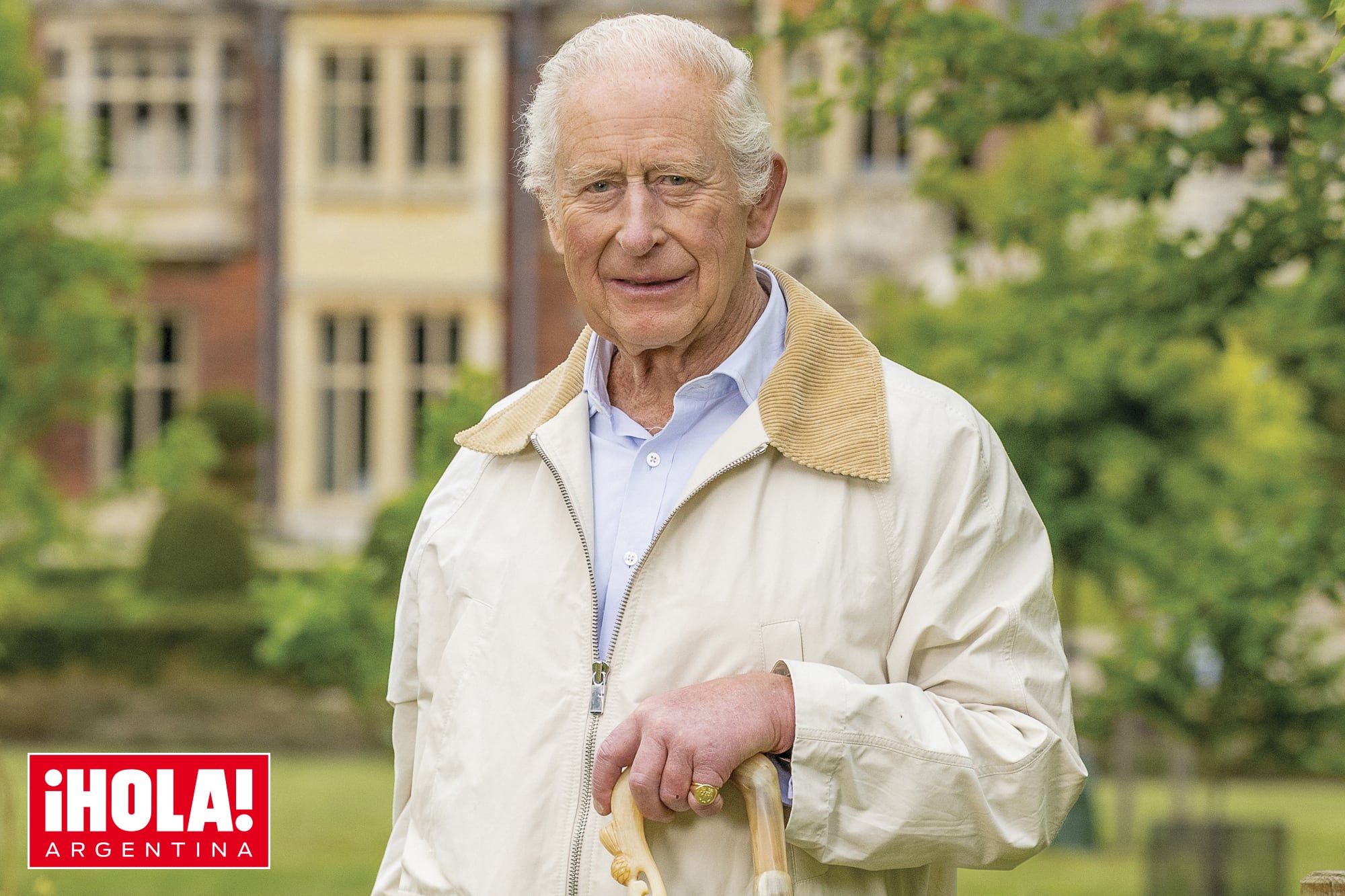 Con una torta muy original. El rey Carlos III viajó a Gales para celebrar su “agridulce” cumpleaños número 77