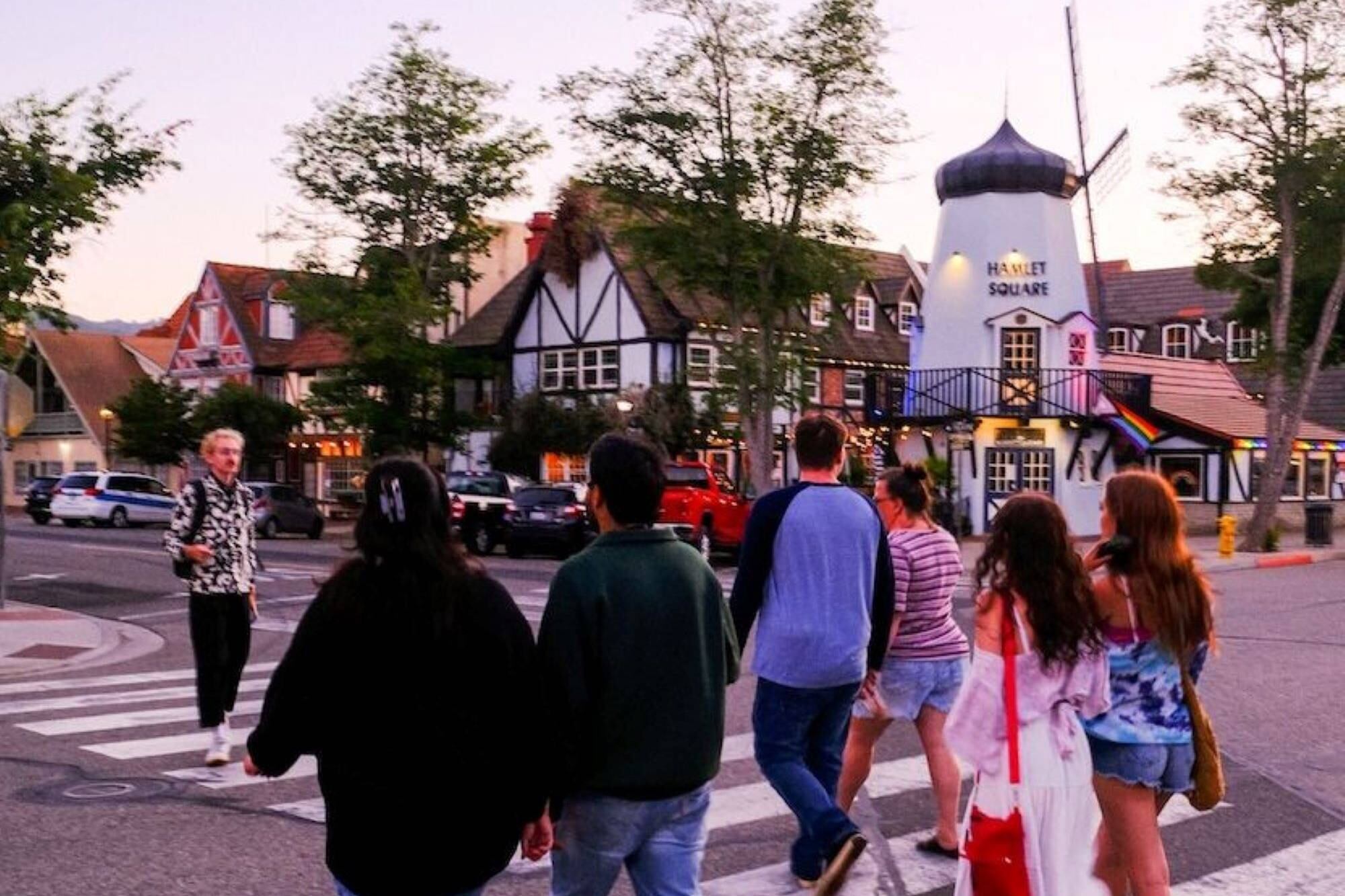 Turistas recorren las encantadoras callecitas de Solvang