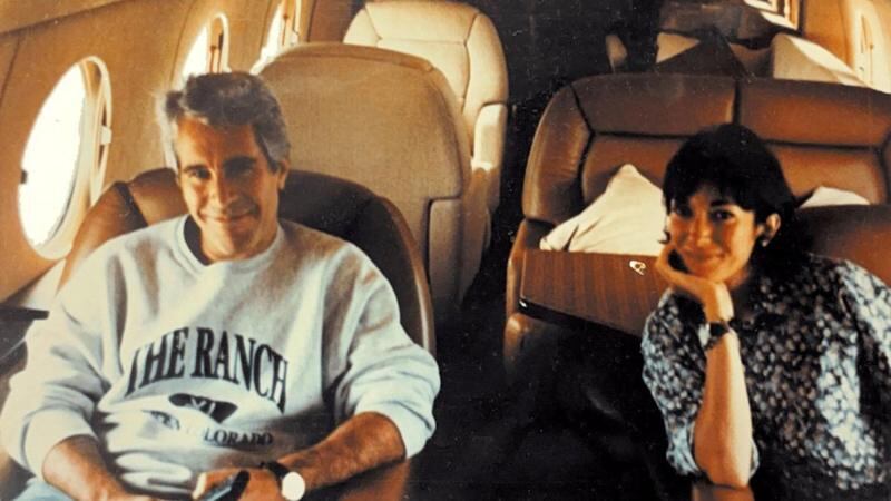Un expediente judicial afirmó que solo Ghislaine Maxwell (der) era más importante para la operación de Epstein que Indyke y Kahn