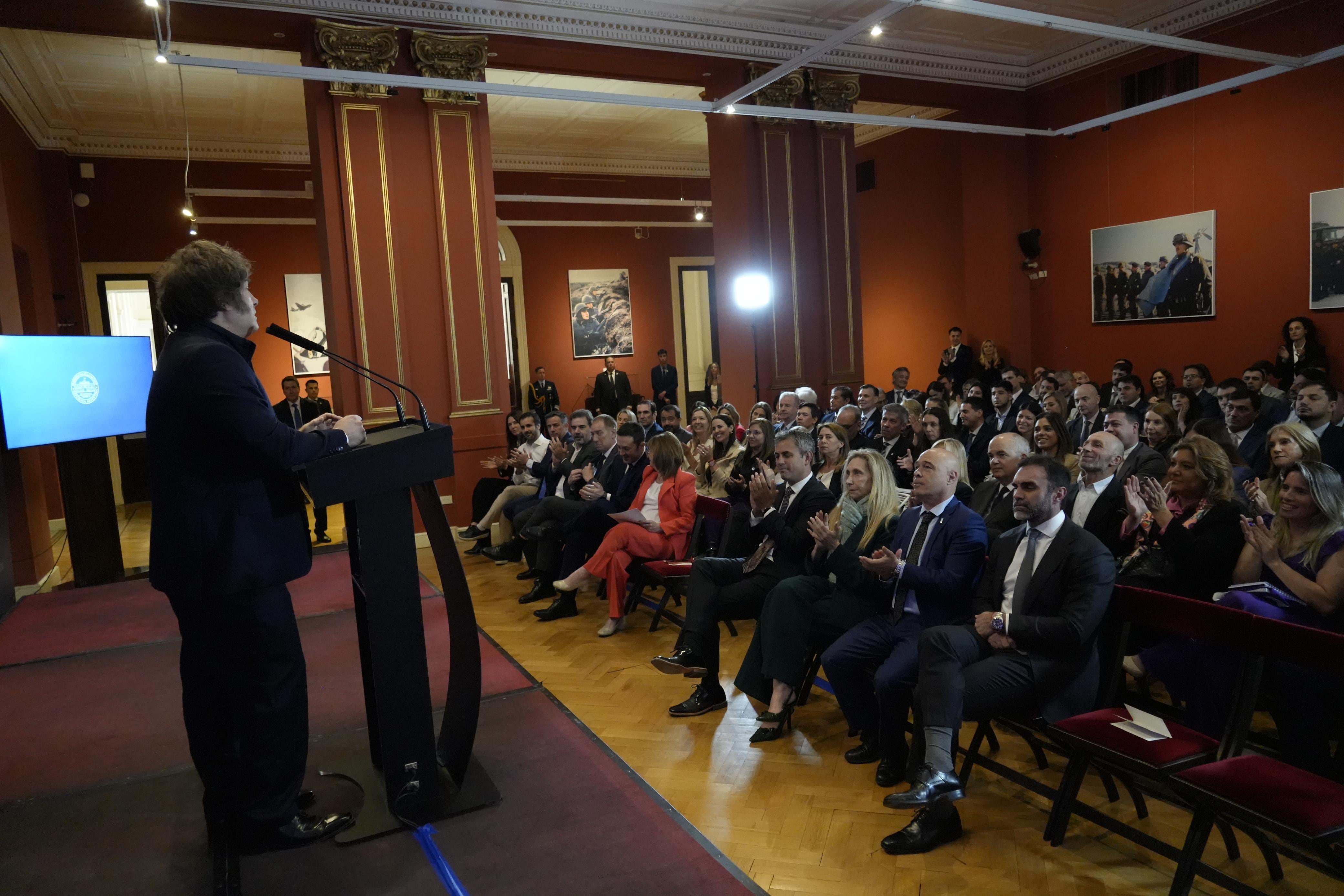 El presidente Javier Milei también recibió a los legisladores electos