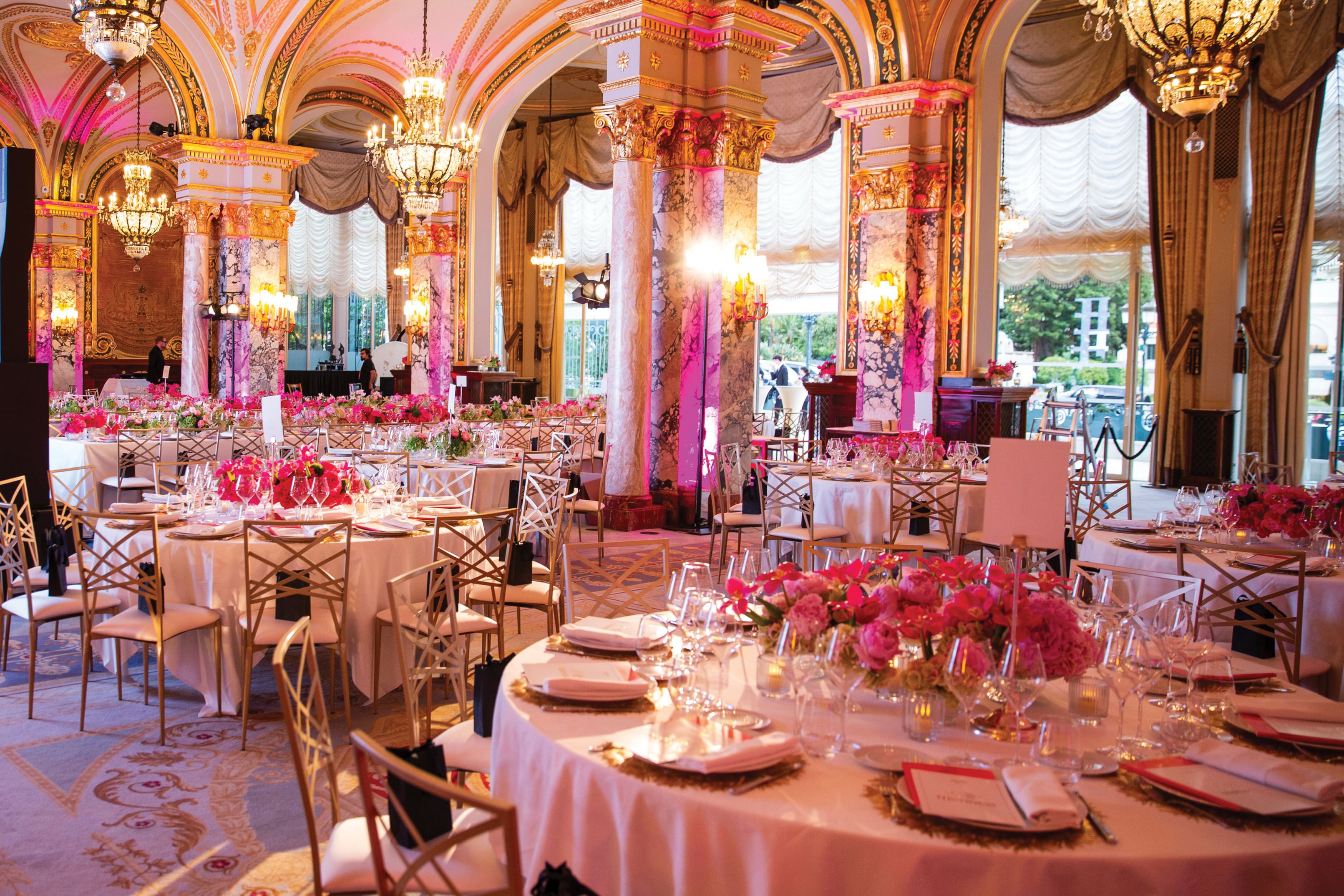 Detalle de la mítica Salle Empire del Hôtel de Paris Montecarlo, lista para recibir a los invitados