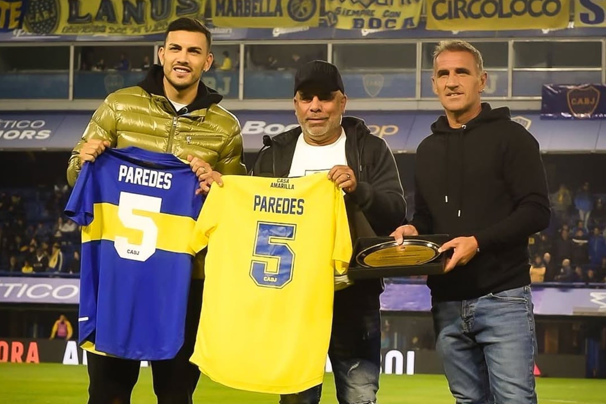 Leandro Paredes junto a Mauricio Serna y Raúl Cascini, dos integrantes del cuestionado Consejo de Fútbol