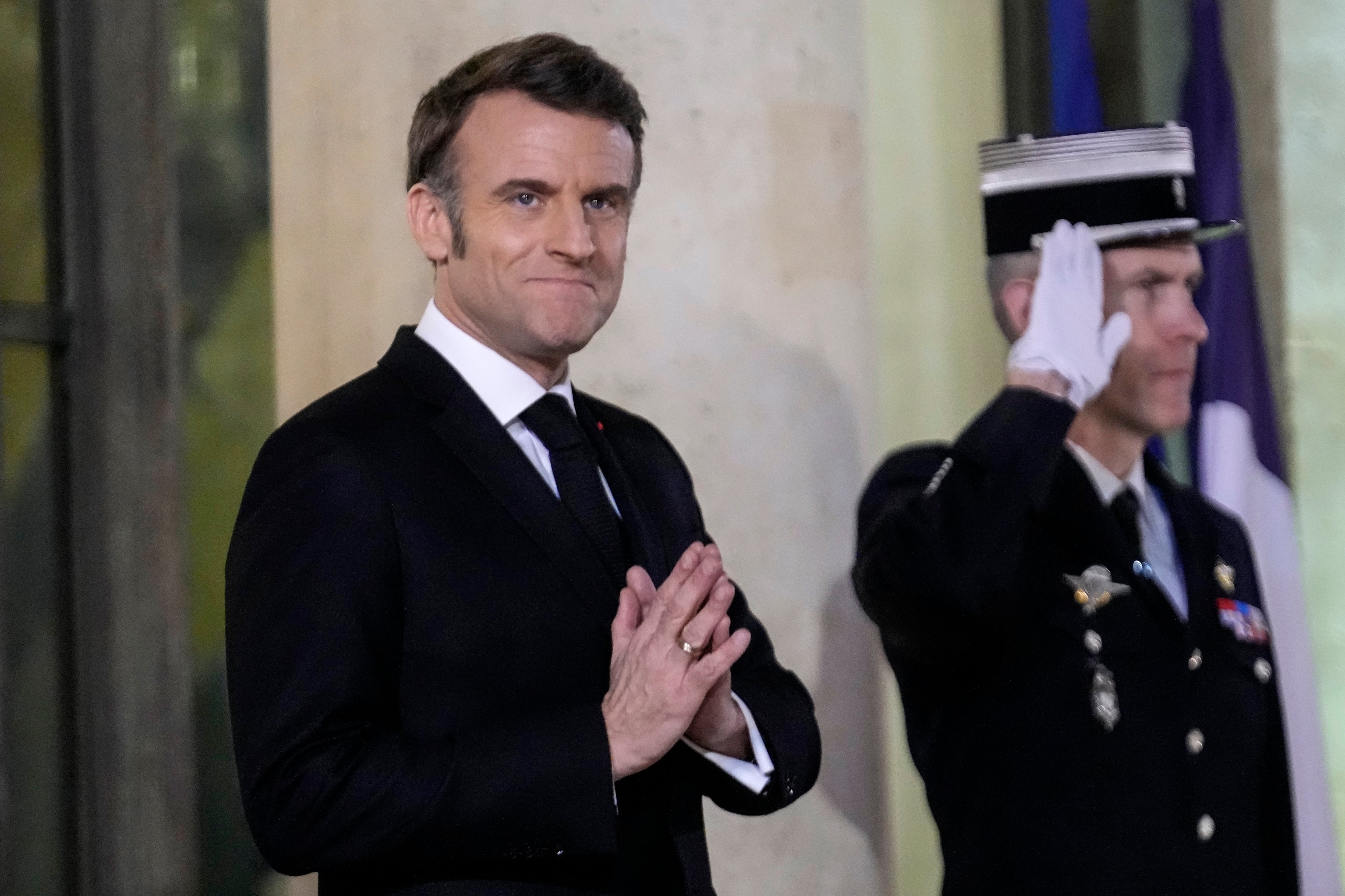 El presidente francés Emmanuel Macron previo a recibir al primer ministro húngaro, Viktor Orbán, en el Palacio del Elíseo, en París, el miércoles 5 de marzo de 2025.