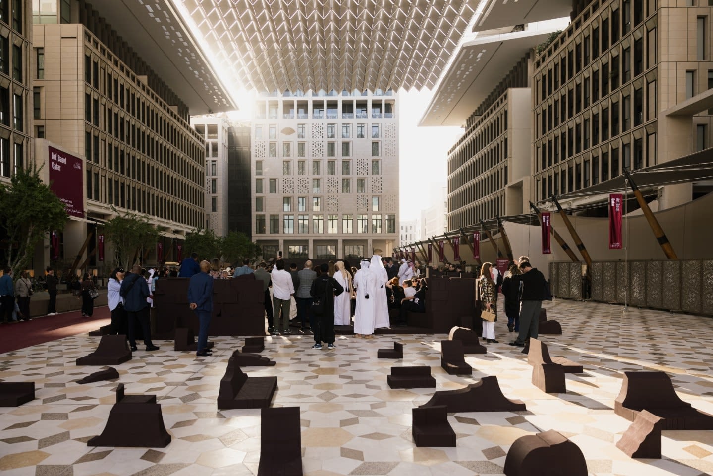 Instalación en un espacio público del distrito de diseño de Doha