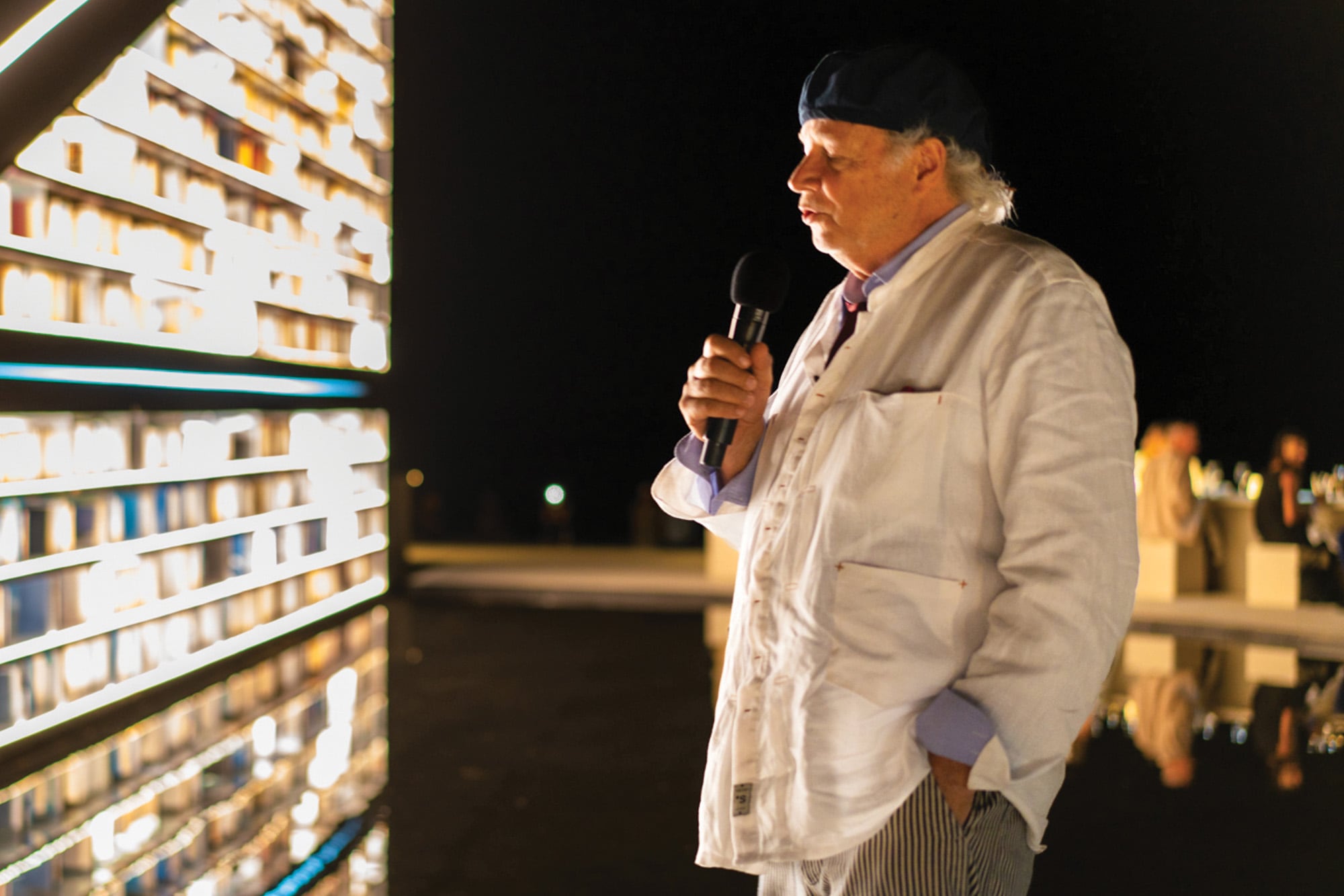 Francis Mallmann recitó, junto a la artista Es Devlin, fragmentos de obras que eligieron especialmente para el evento The Edible Library, de música, literatura y gastronomía