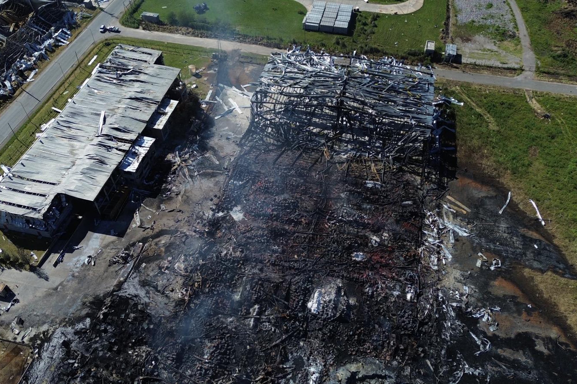 Explosión en Ezeiza. Sospechan que un barril de fósforo roto podría haber desencadenado el siniestro del parque industrial