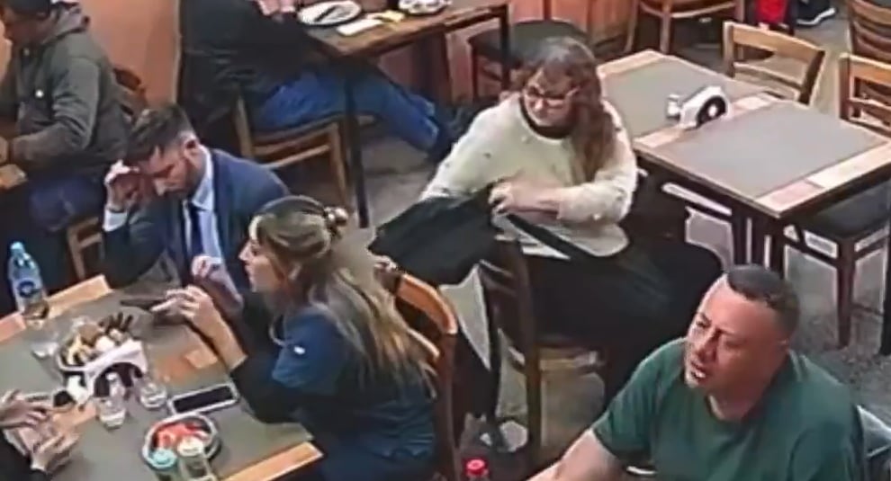 Simulaba ser una clienta y robaba carteras: una mujer fue filmada en pleno hurto en dos restaurantes de Córdoba
