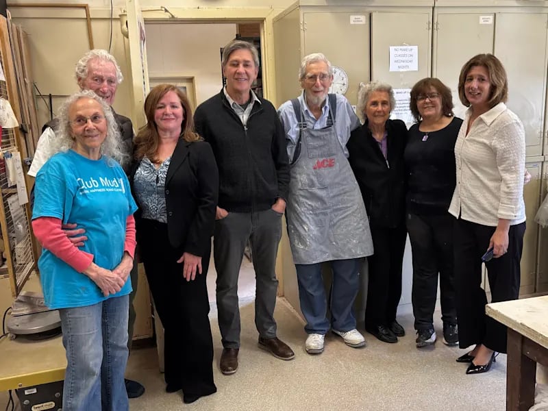 Strausman toma clases de cerámica a sus 102 años