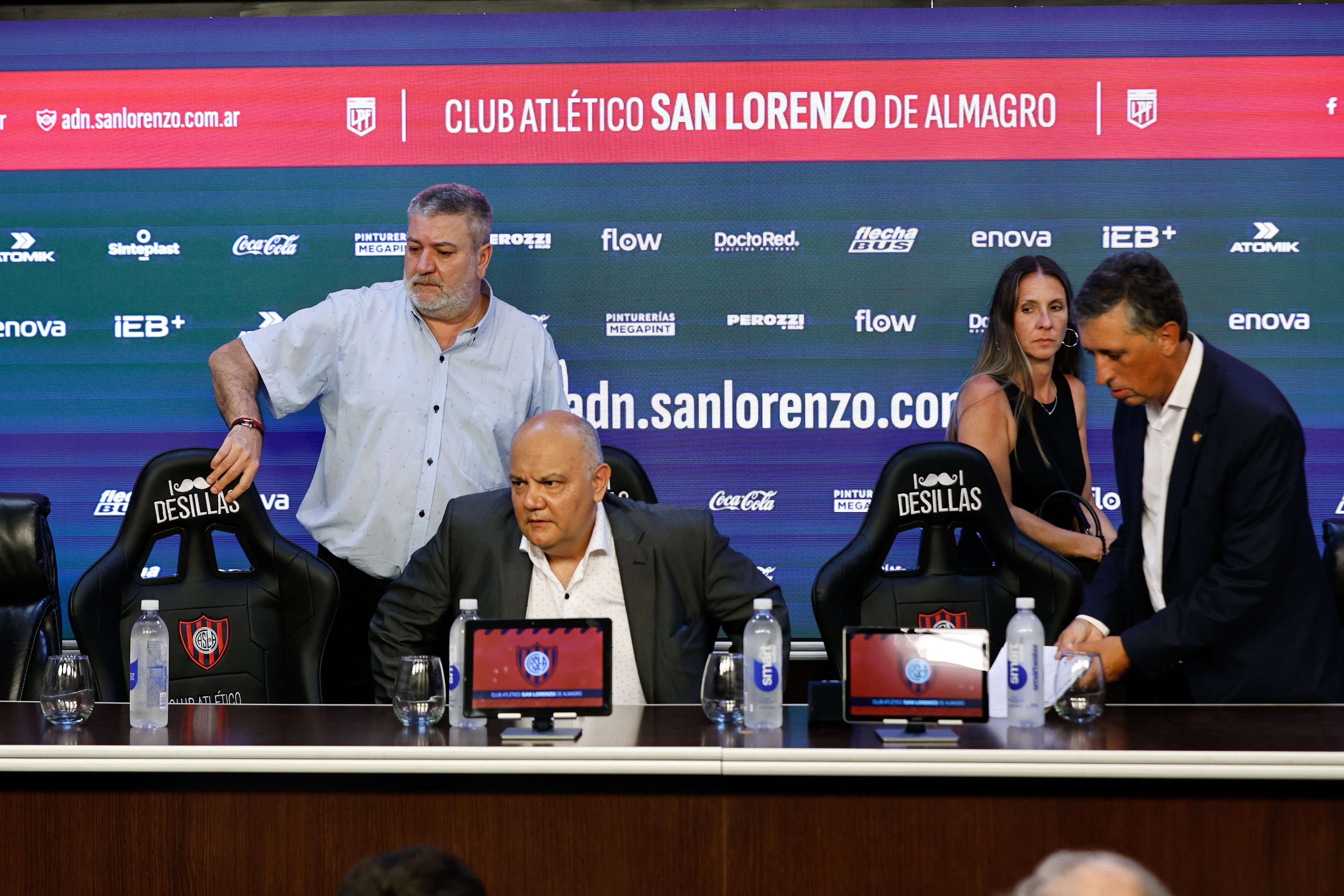 Ulises Morales (sentado), el dirigente de San Lorenzo que fustigó el accionar de Jhohan Romaña