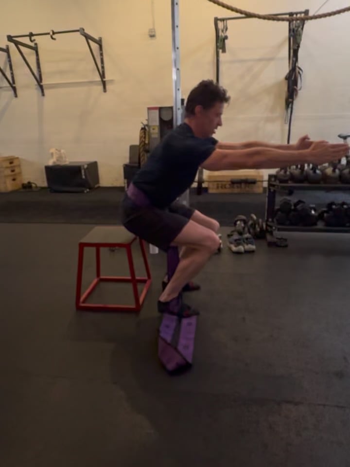 La exigente rutina de entrenamiento de Hugh Jackman a los 57 años que combina fuerza, equilibrio y coordinación 6 El actor realiza sentadillas con una banda elástica (Foto: Instagram @thehughjackman)