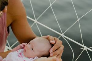 Nacer marinera. Cómo dar a luz y vivir en un barco con una cuarentena estricta