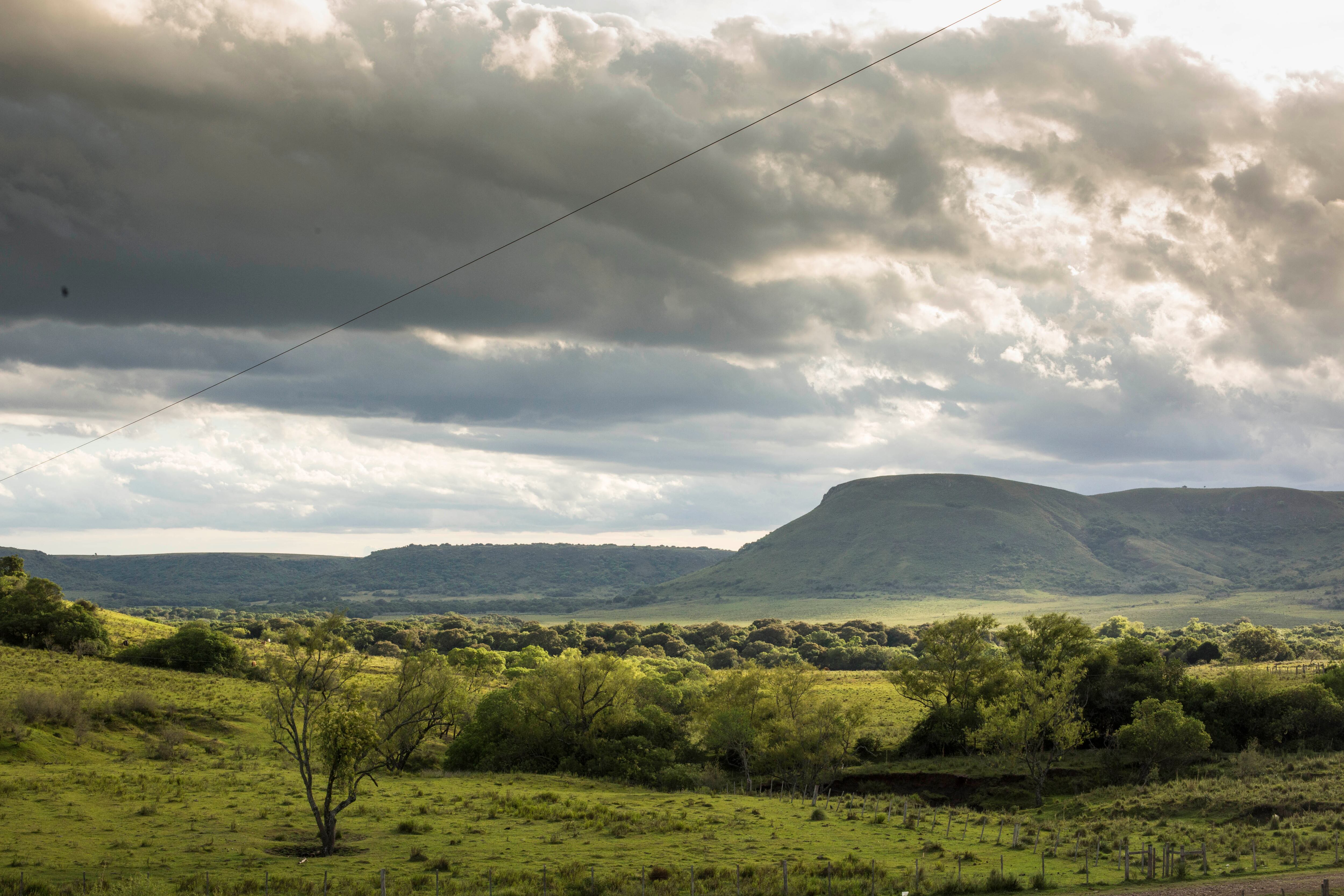 El paisaje de colinas verdes y cuchillas de Minas de Corrales.