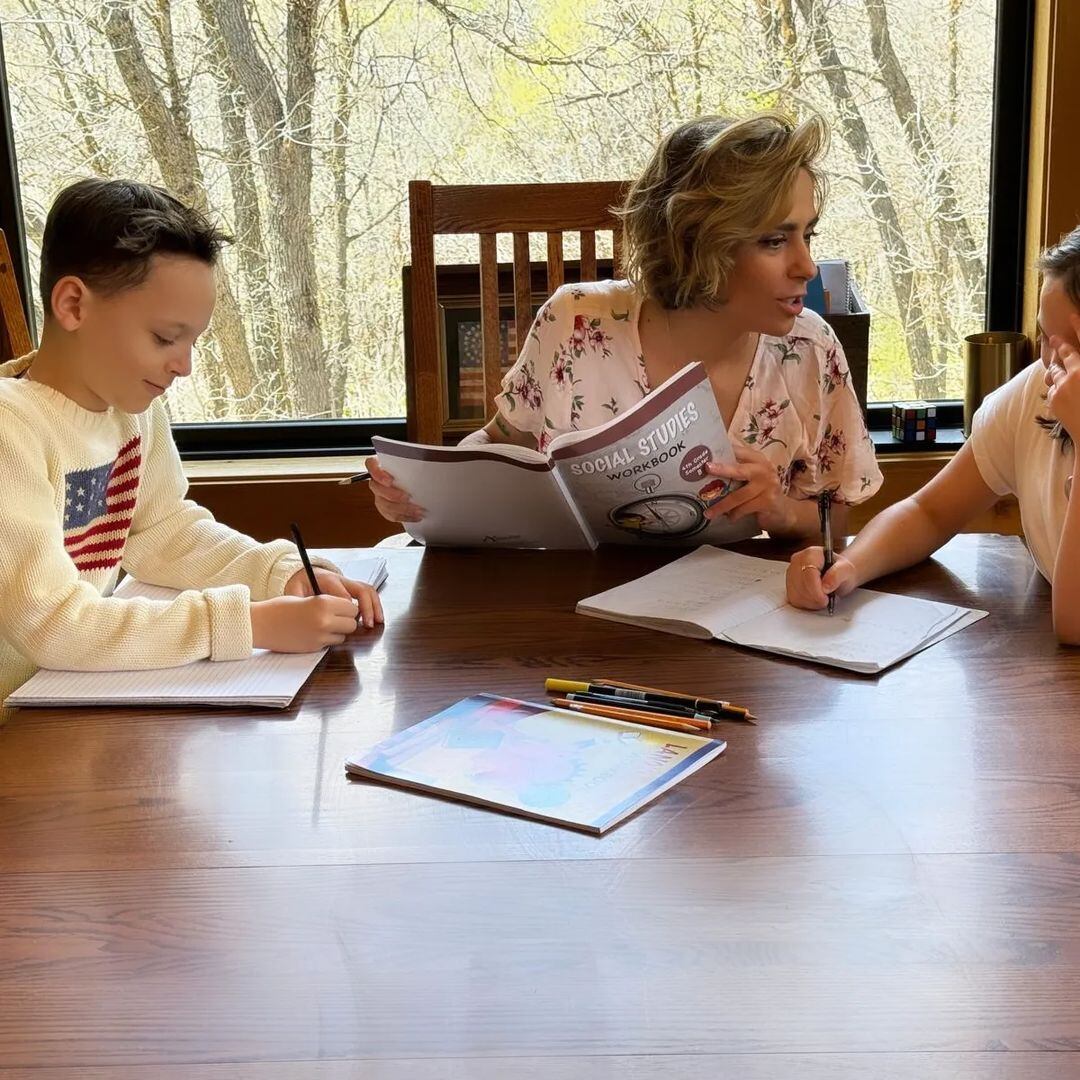 Victoria ayudando a sus hijos con las tareas del colegio. Foto/Instagram: @chefvickvannucci