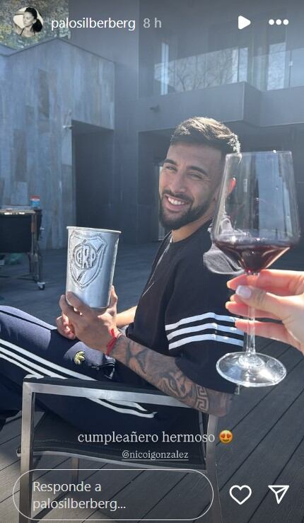 Nicolás González con el vaso de River