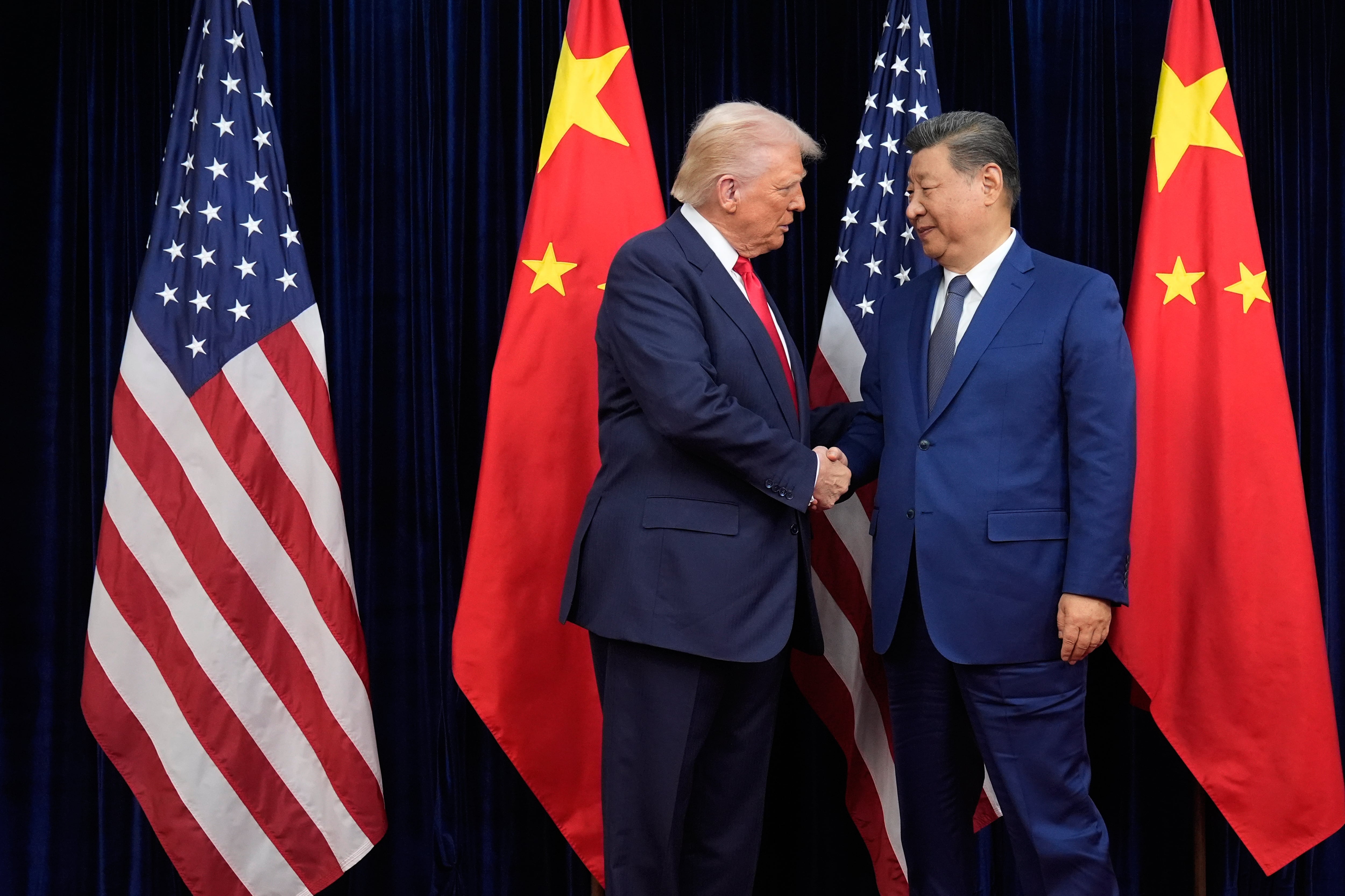 Subió más de US$4: la soja retomó la senda alcista en Chicago en medio de expectativas por China 6 El presidente estadounidense, Donald Trump, y su par chino, Xi Jinping, tras la reciente reunión